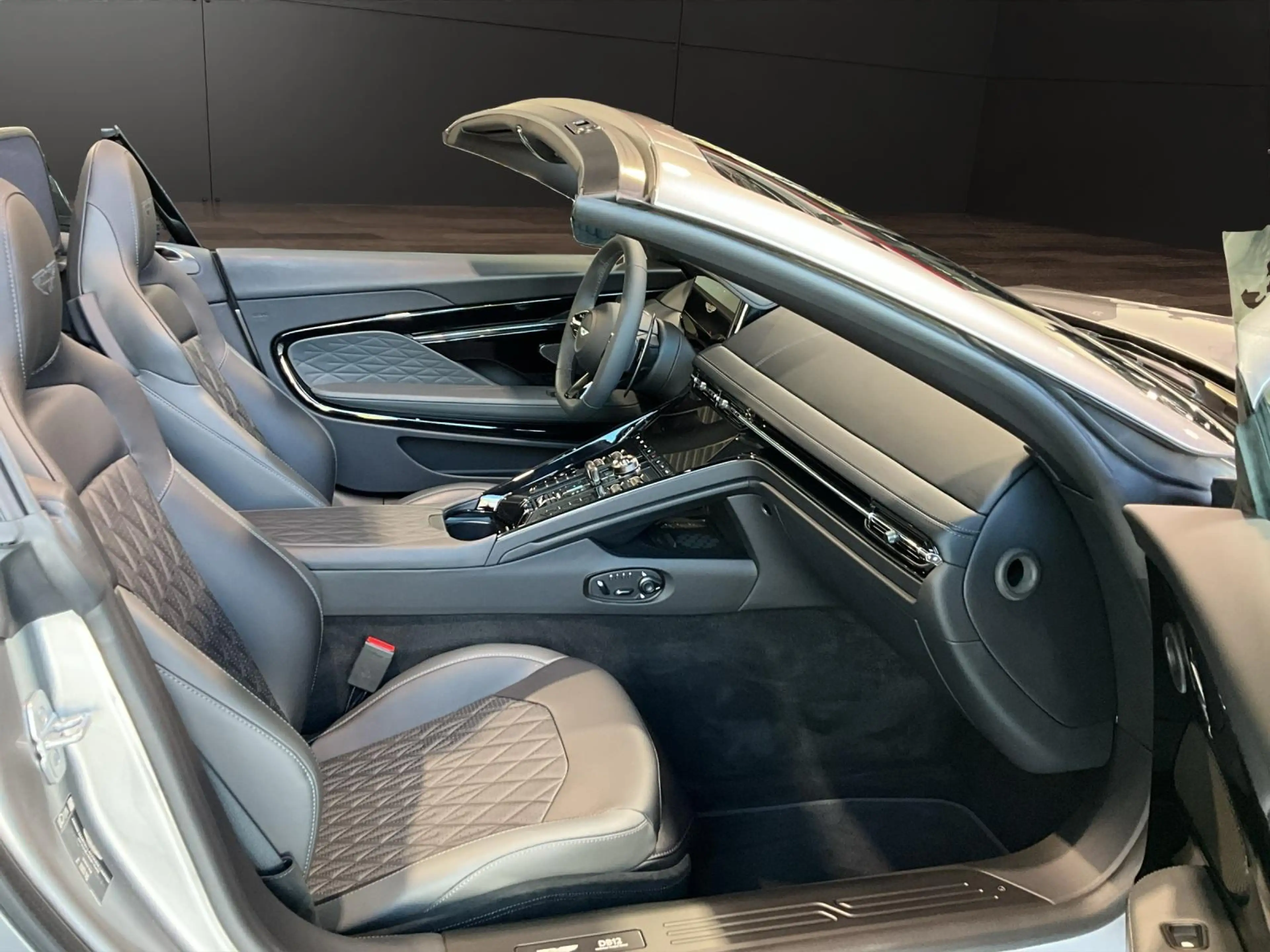 Aston Martin DB12 Volante Roadster*MATRIX-LED*360°*21"* — photo 12