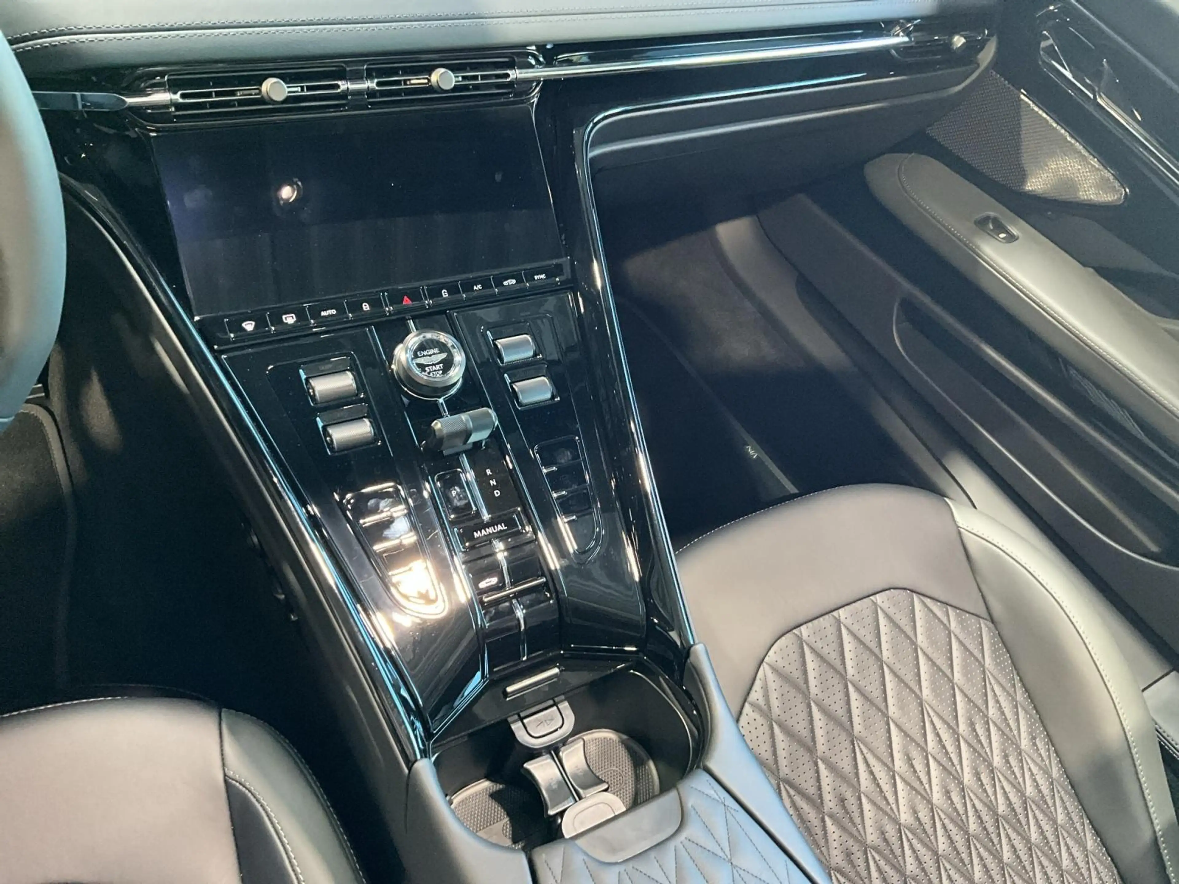 Aston Martin DB12 Volante Roadster*MATRIX-LED*360°*21"* — photo 10
