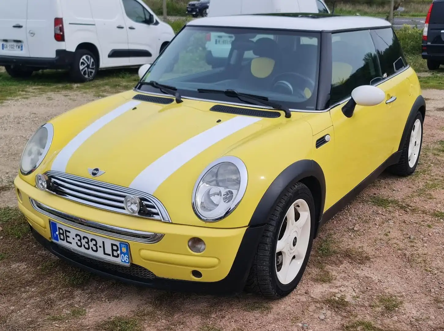 MINI One Minicooper I (R50/R53) 1.6i 16V - 115ch (7 cv) - BVM5 - 3 Portes - Jaune RS Toit ouvrant - 2003 Blanc - 1