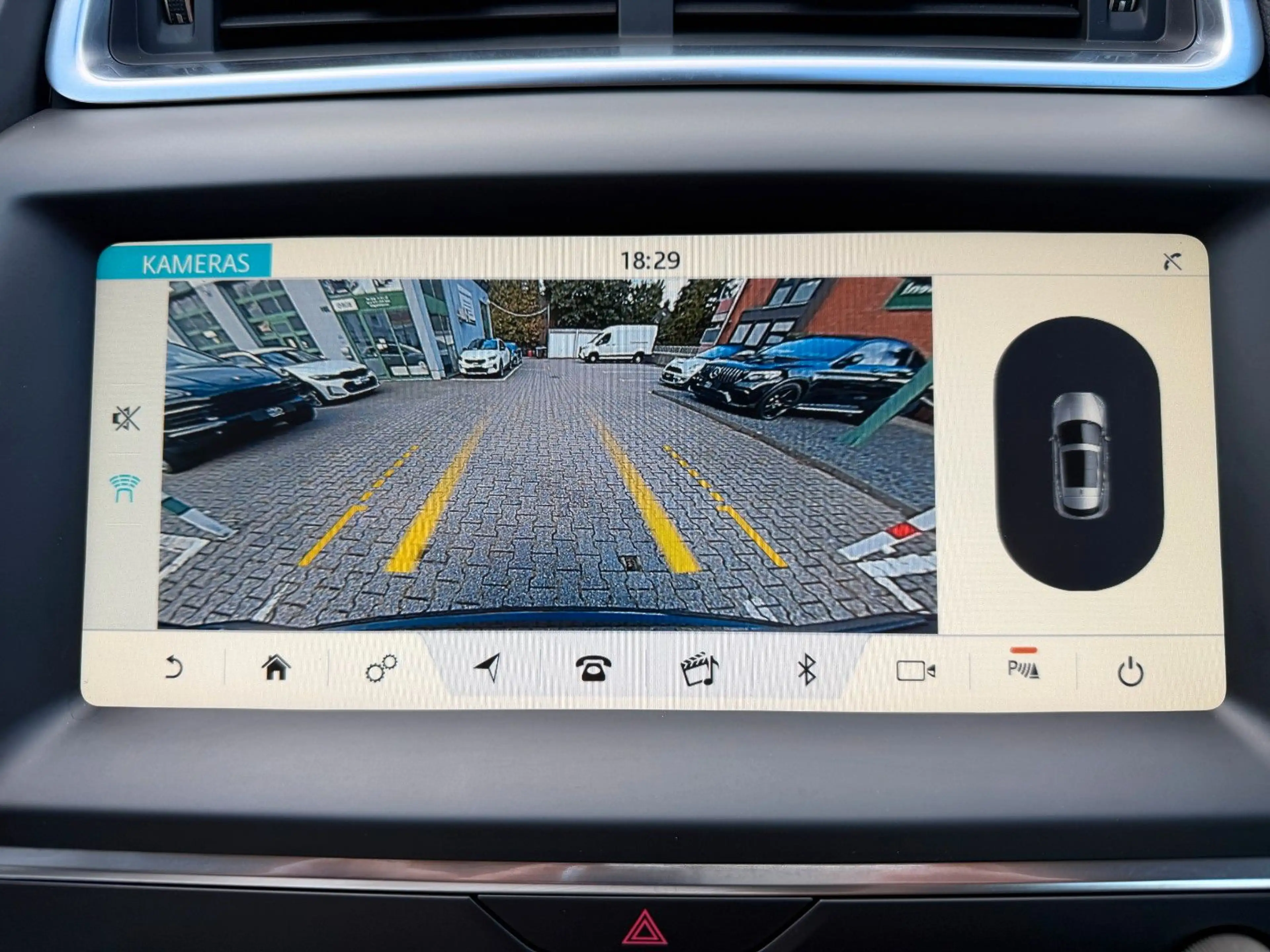 Jaguar E-Pace E-PACE Basis AWD NAVI KAMERA — photo 15