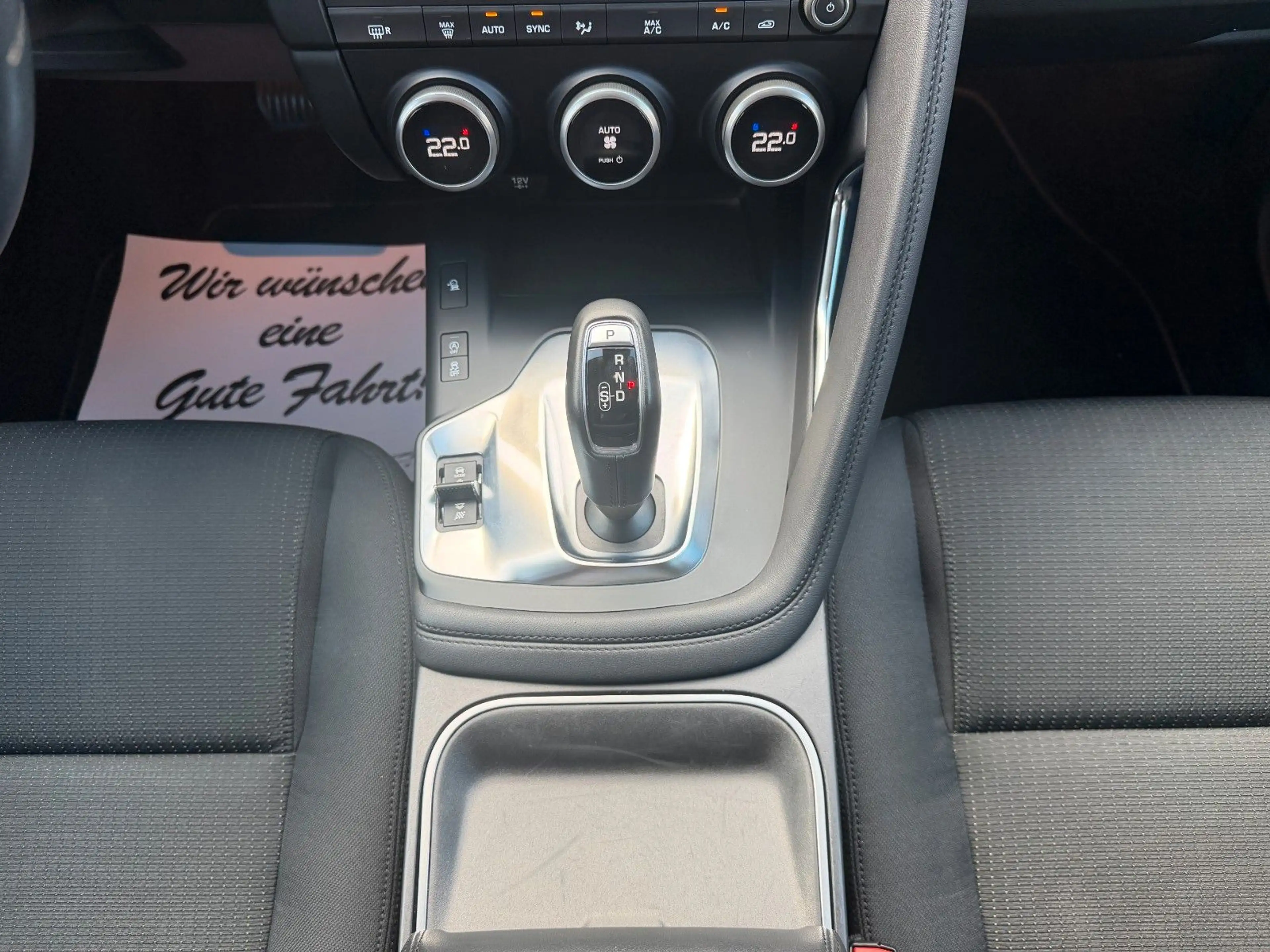Jaguar E-Pace E-PACE Basis AWD NAVI KAMERA — photo 13