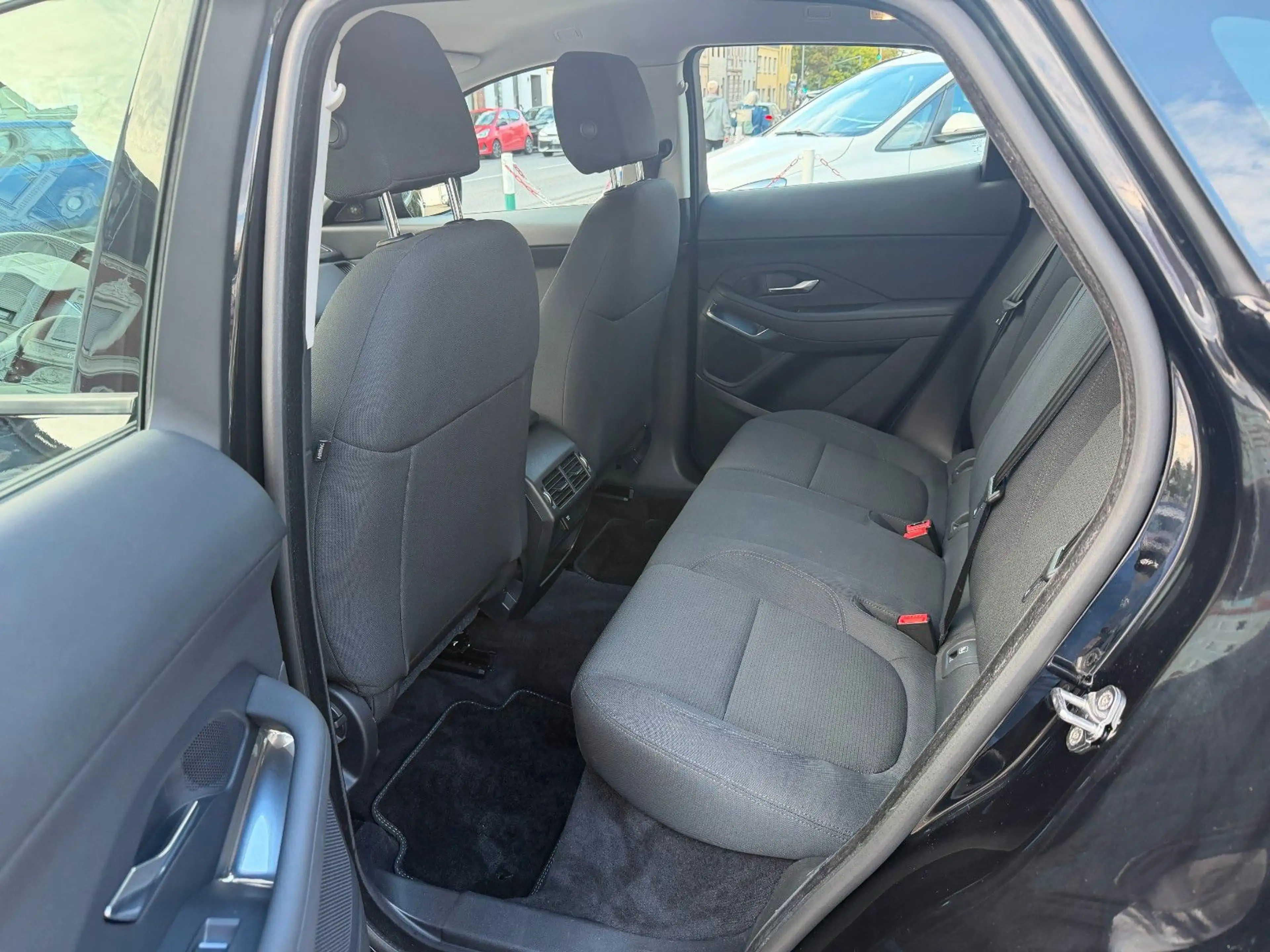 Jaguar E-Pace E-PACE Basis AWD NAVI KAMERA — photo 10