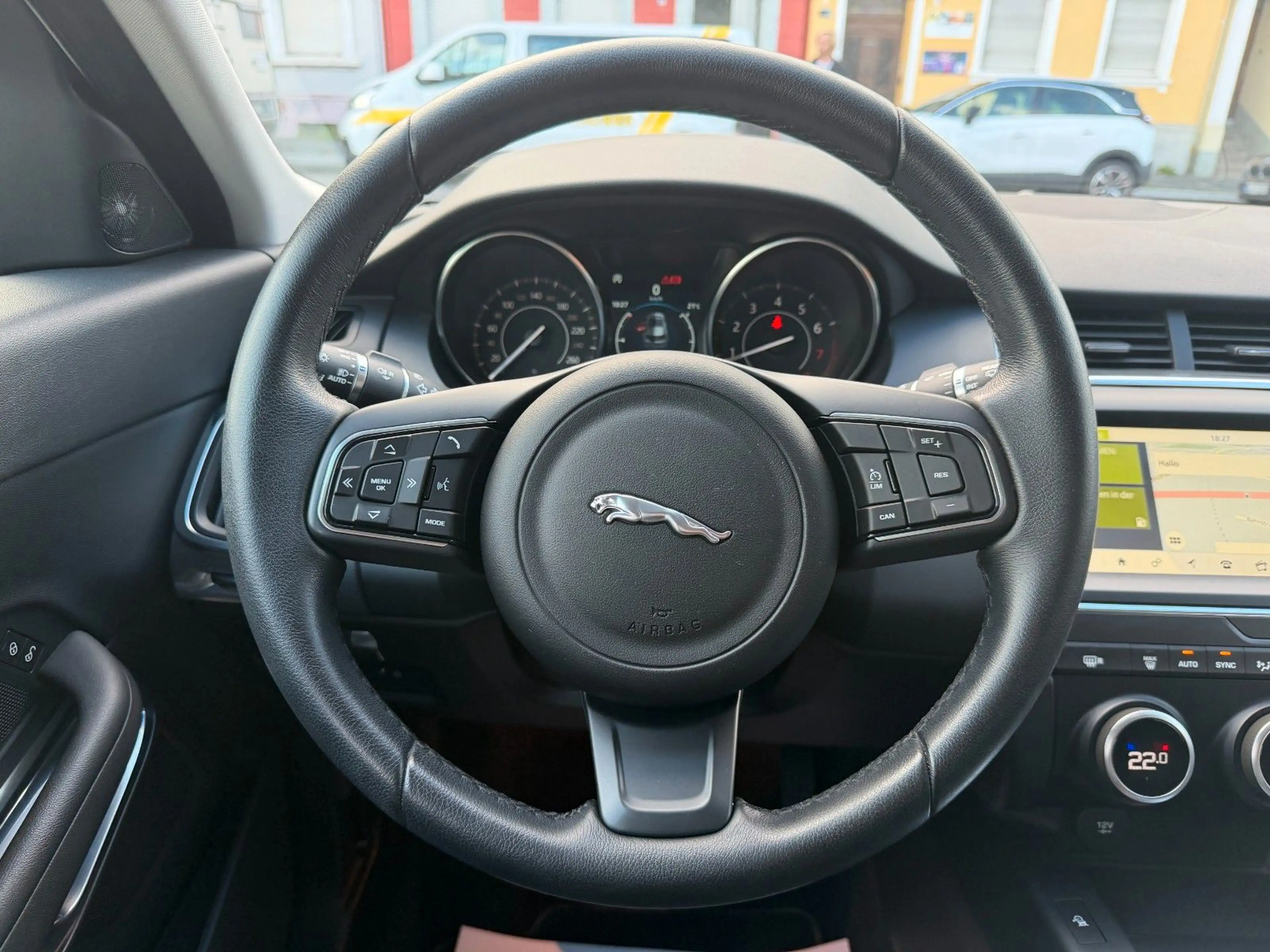 Jaguar E-Pace E-PACE Basis AWD NAVI KAMERA — photo 12