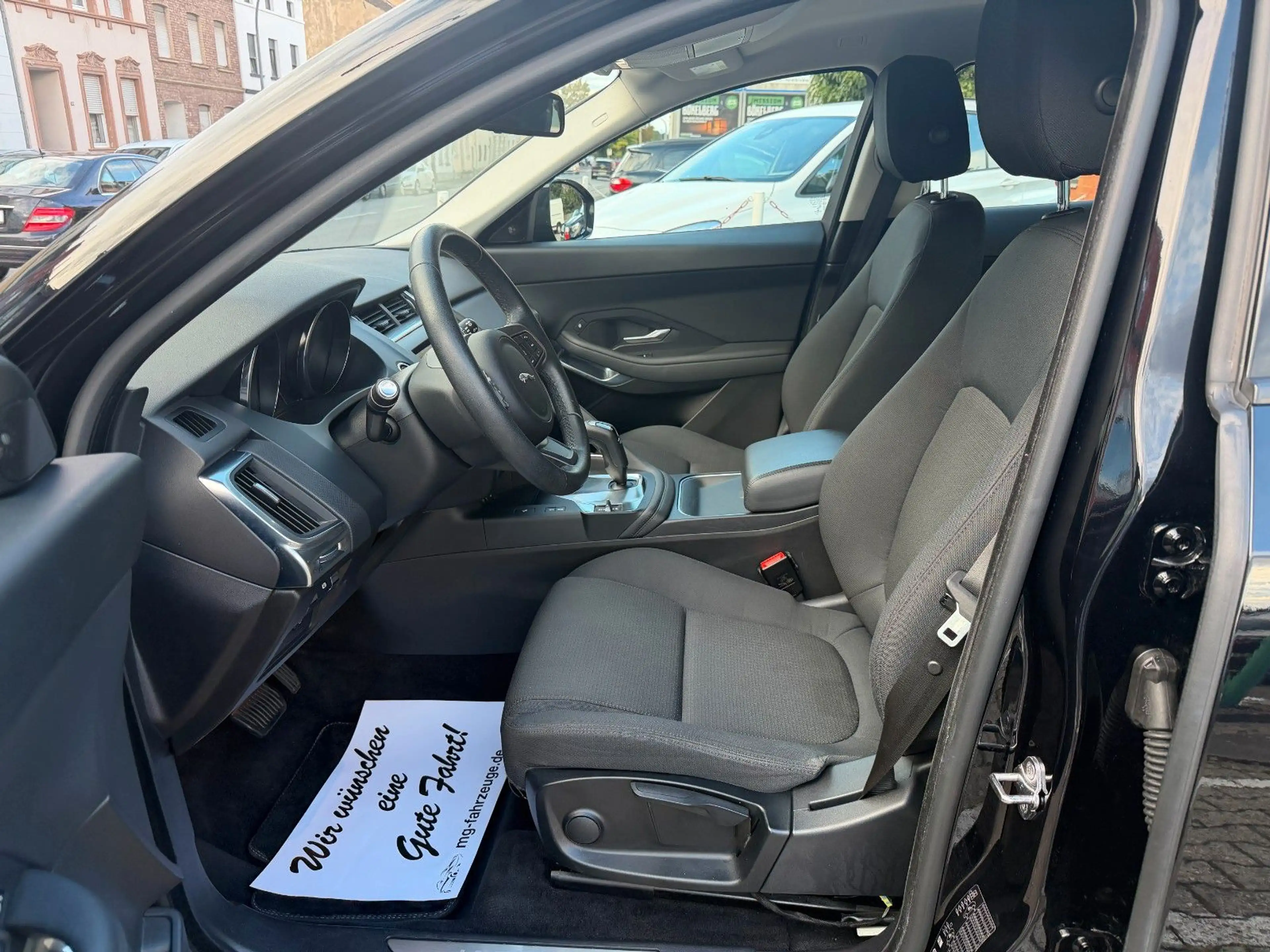 Jaguar E-Pace E-PACE Basis AWD NAVI KAMERA — photo 9