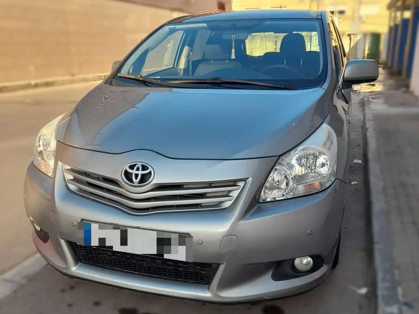 Toyota Verso 2.0D Active 120 5pl. Gris - 1