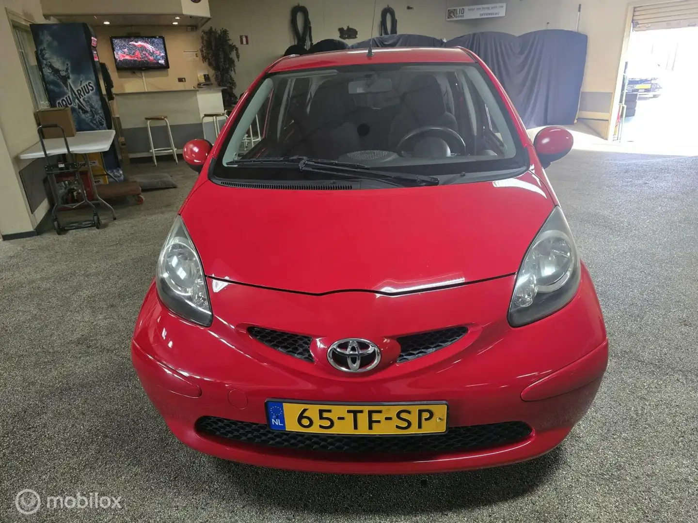 Toyota Aygo 1.0-12V + 5 deurs lage kilometers! Rood - 2