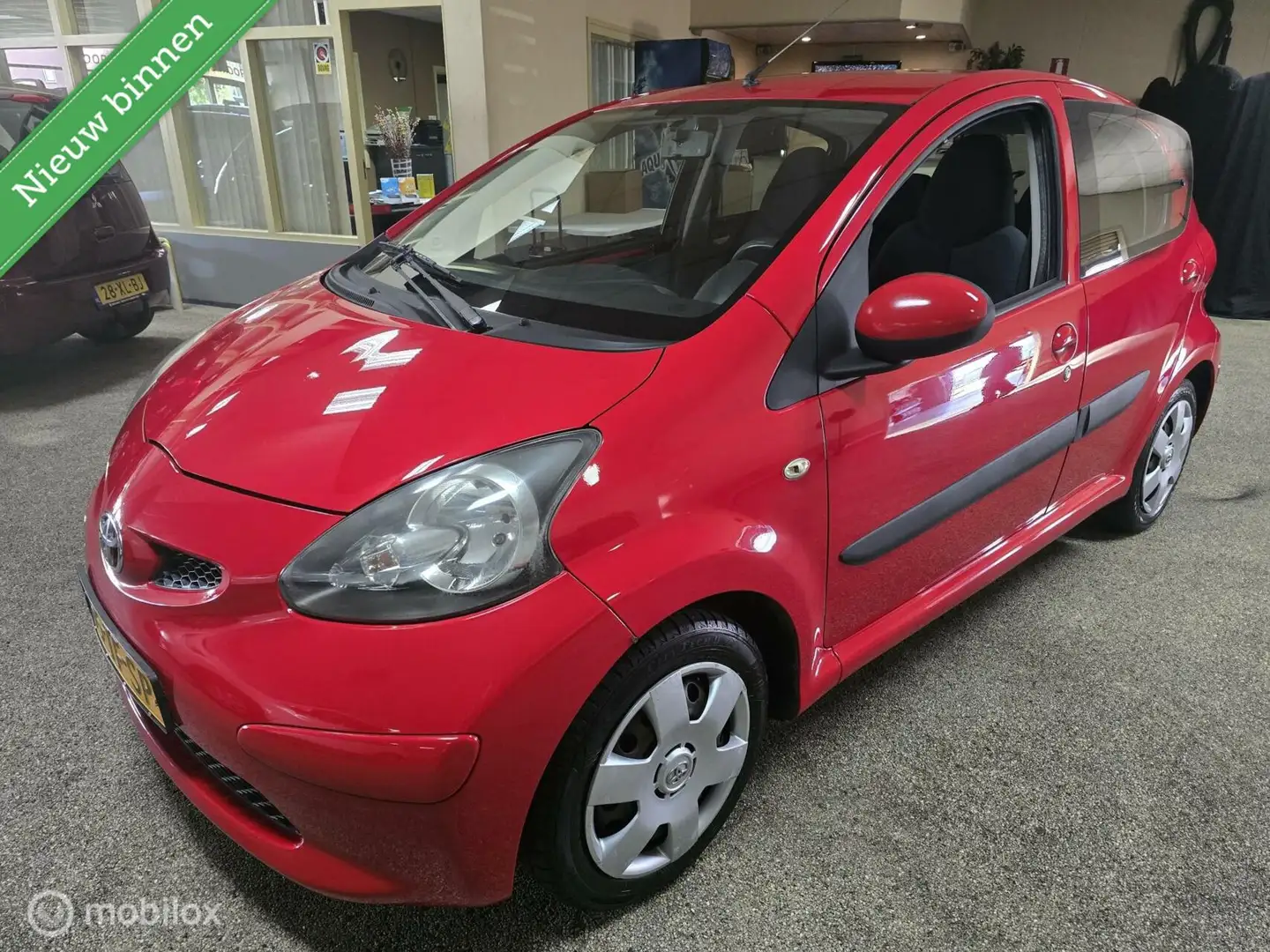 Toyota Aygo 1.0-12V + 5 deurs lage kilometers! Rood - 1