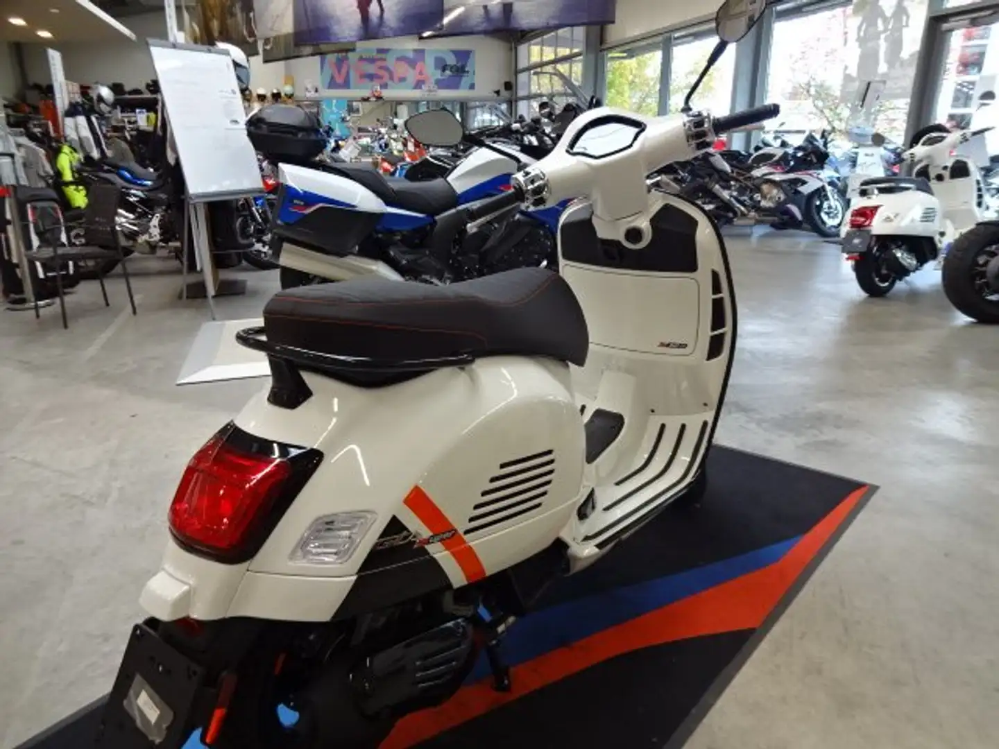 Vespa GTS Super Sport 125 E5 weiß - Neufahrzeug Blanc - 2