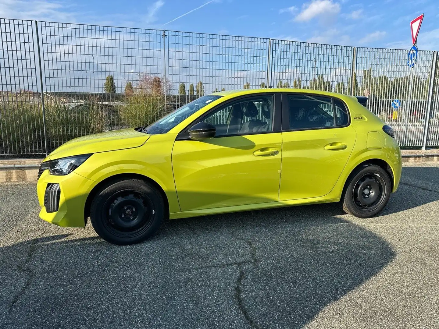 Peugeot 208 Style Hybrid 110 e-DCS6 auto Jaune - 2