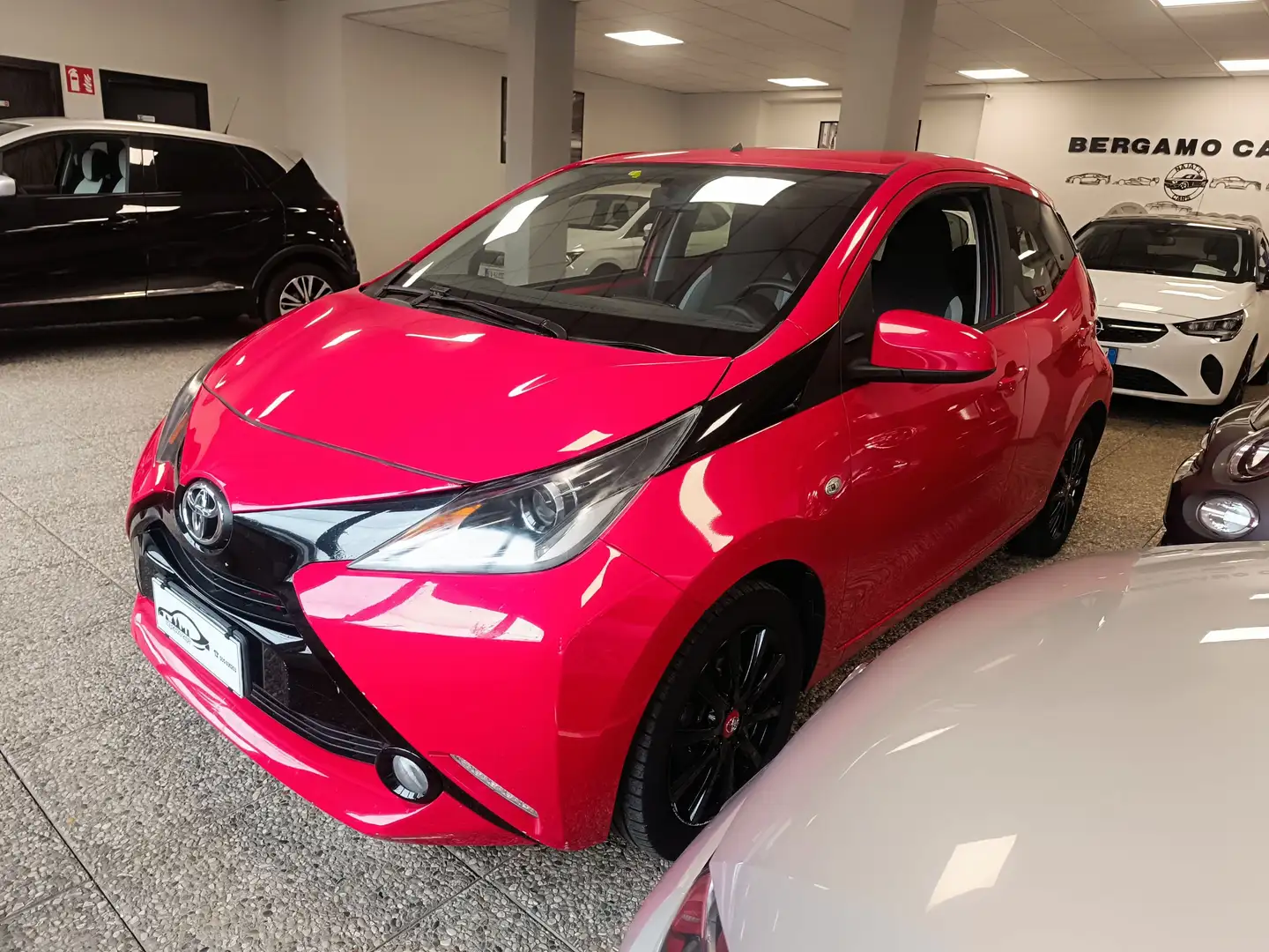 Toyota Aygo Aygo 1.0 X-clusi RETROCAMERA, BLUETOOTH Rosso - 1