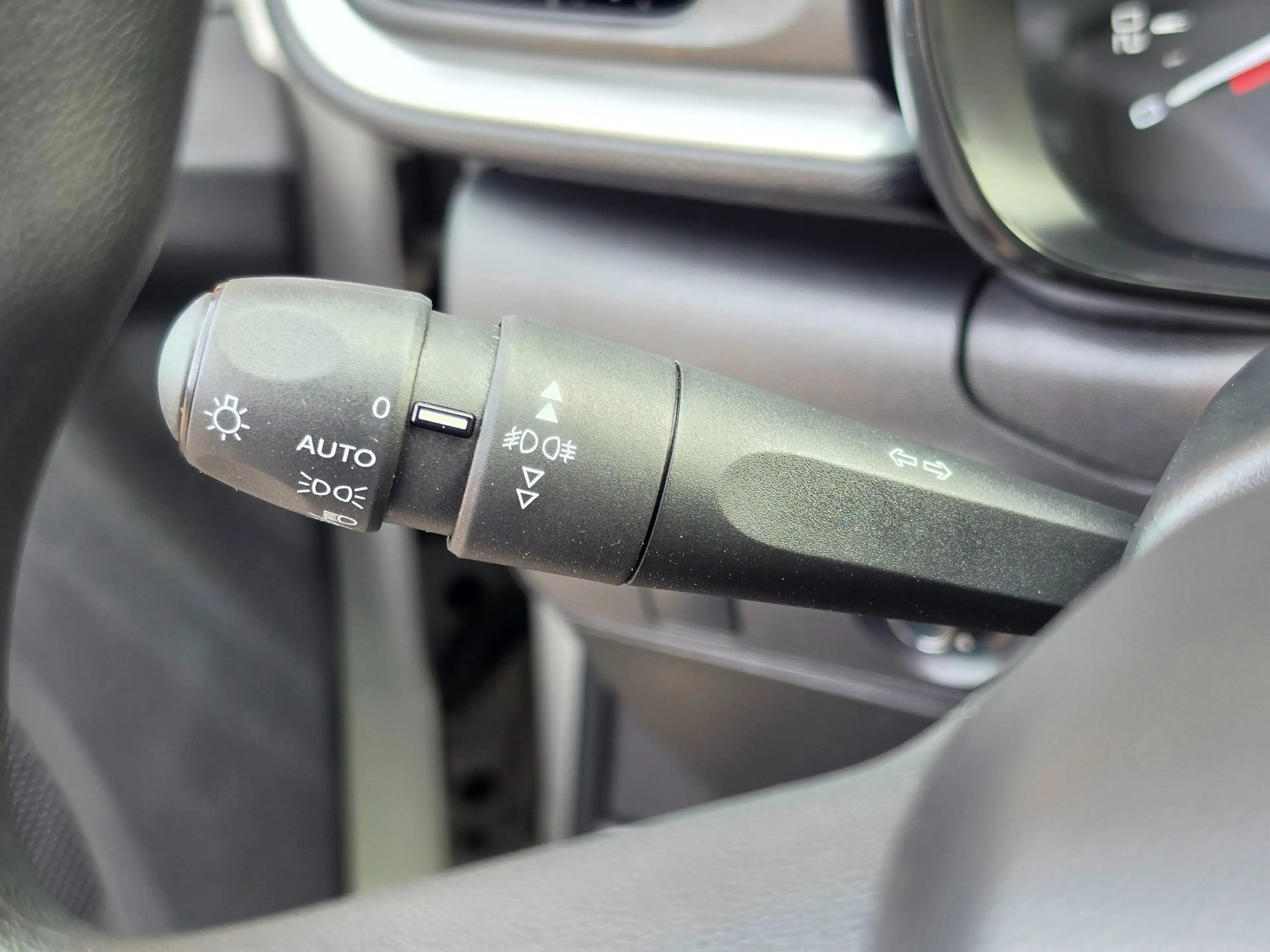 Citroen C3 1.2 PureTech Shine Carplay, LED, Cruise — photo 12