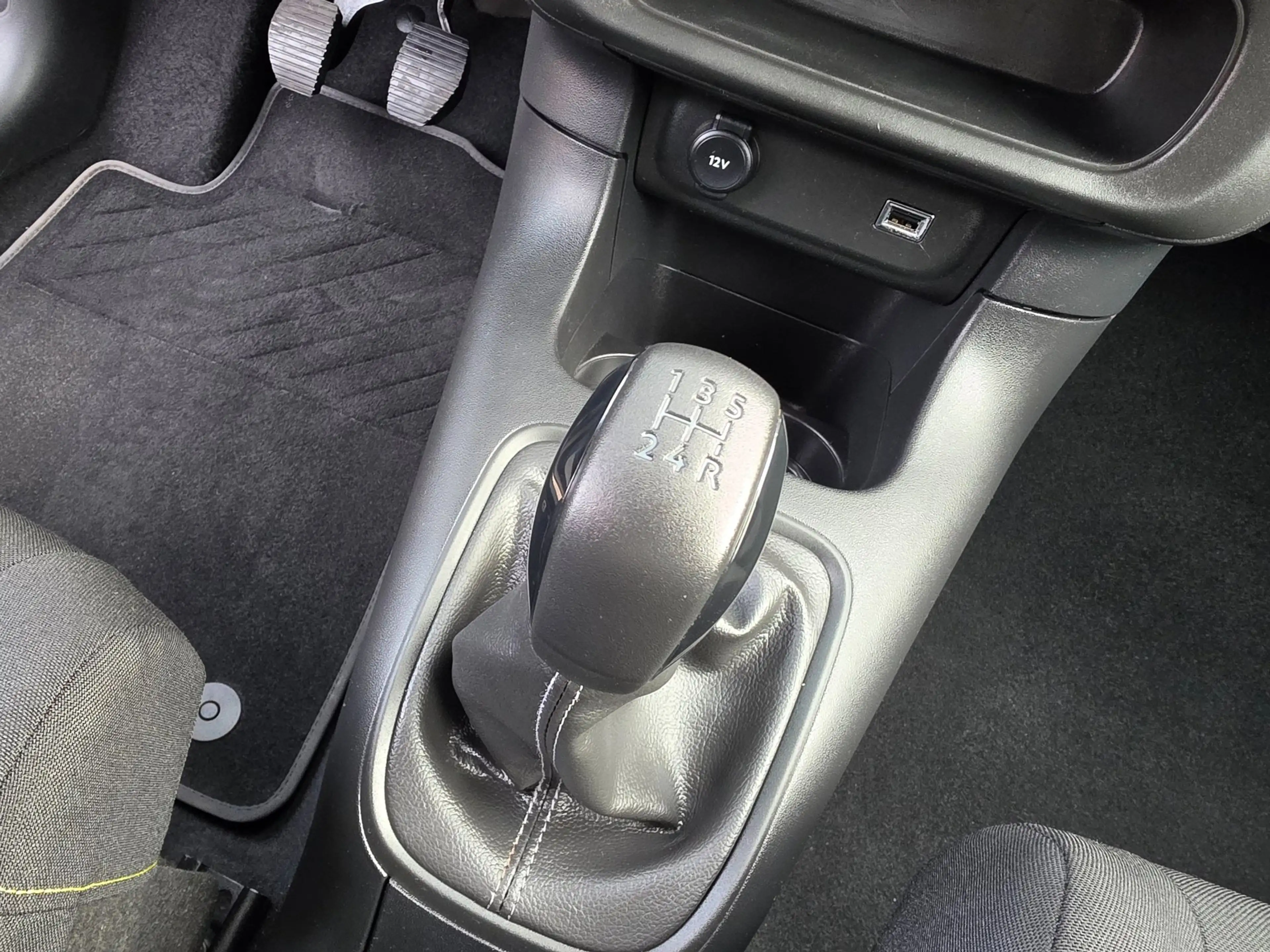 Citroen C3 1.2 PureTech Shine Carplay, LED, Cruise — photo 21