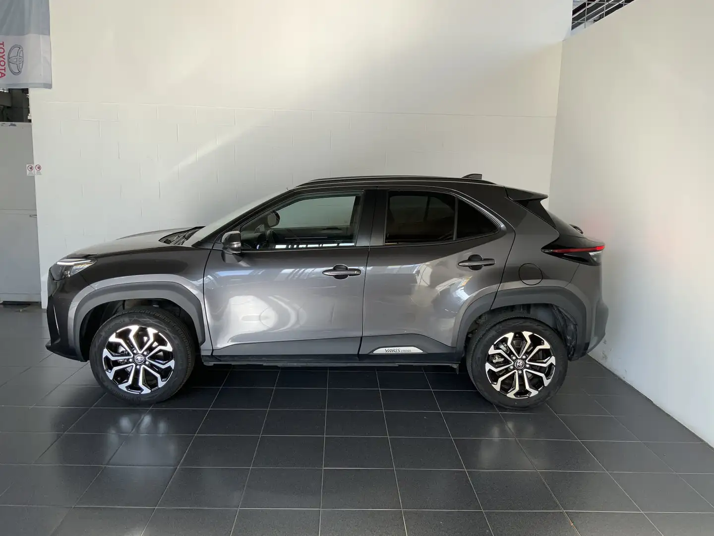 Toyota Yaris Cross 1.5 h 116cv trend fwd e-cvt Gris - 2