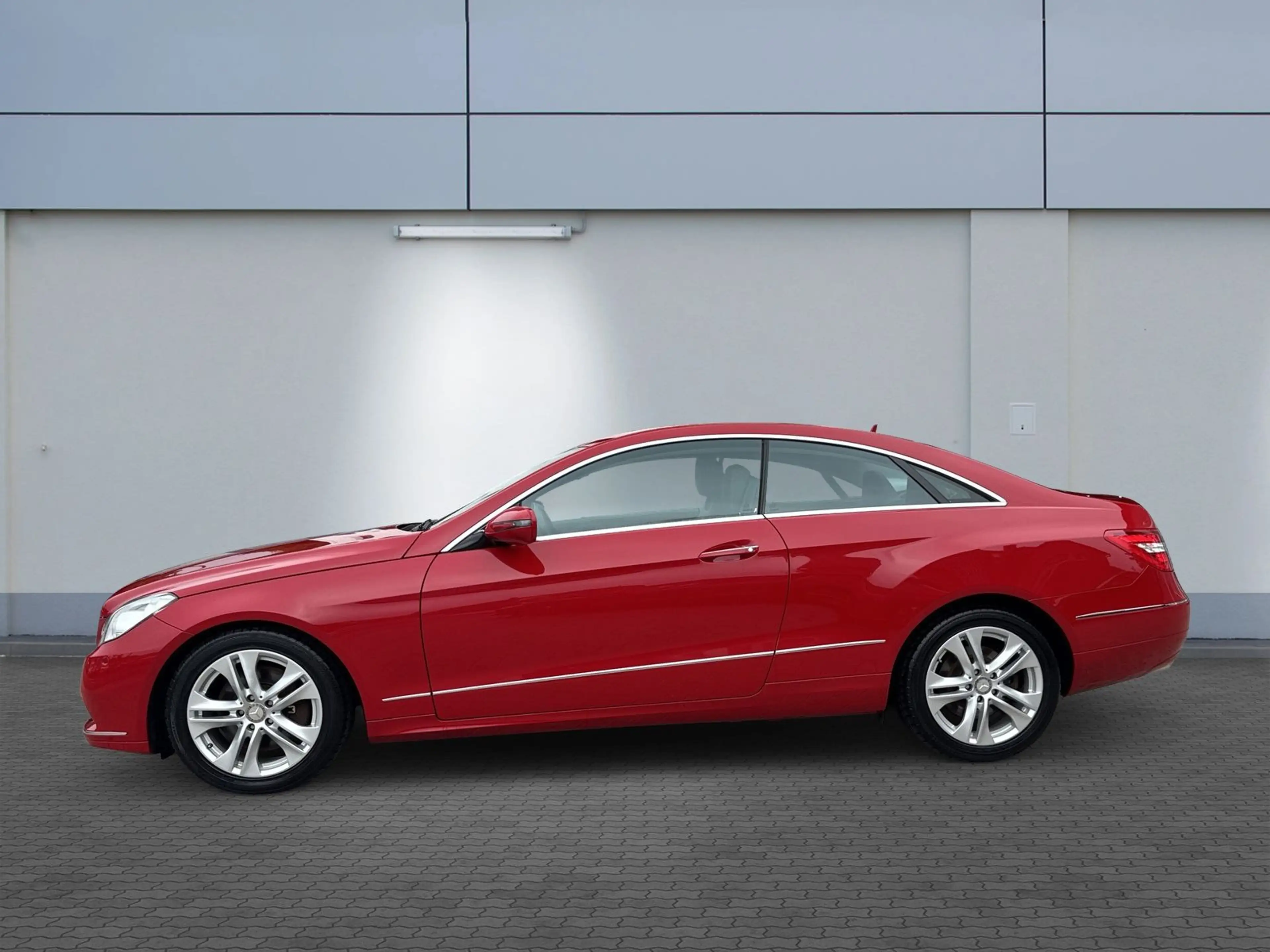 Mercedes-Benz E 350 AVANTGARDE*NAV*KAM*LEDER*NEUWAGENZUSTAND* — photo 4