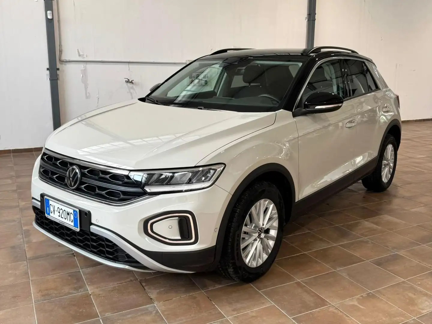 Volkswagen T-Roc 1.0TSI 115cv BENZINA Anno 2024 Beige - 2