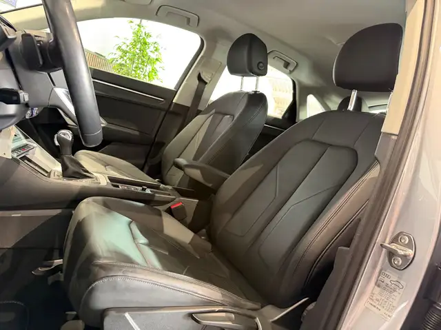 Audi Q3 view 8