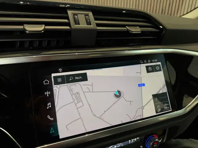 Audi Q3 view 15
