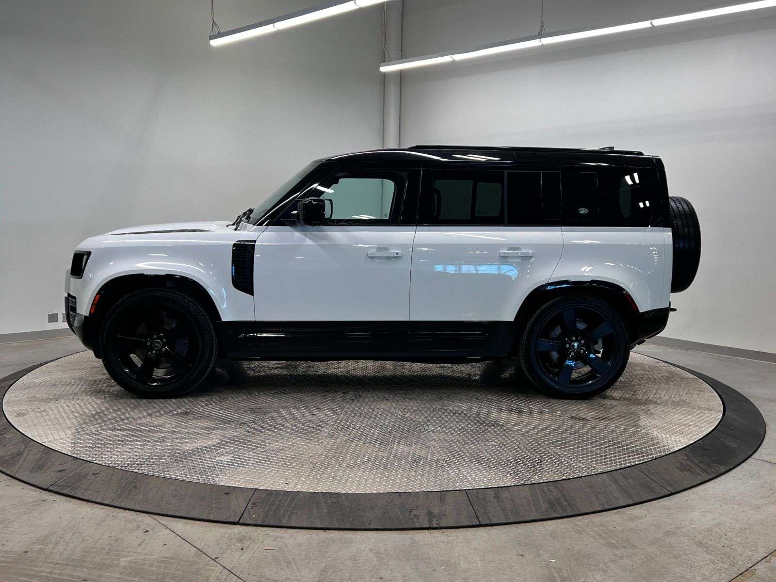 2023 Land Rover Defender X-DYNAMIC SE | P400 | 7 SEATER alt 3