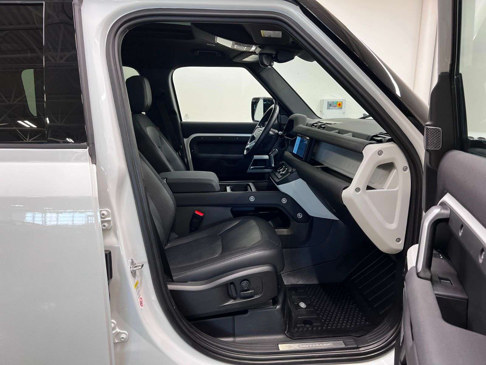 2023 Land Rover Defender X-DYNAMIC SE | P400 | 7 SEATER thumb 6