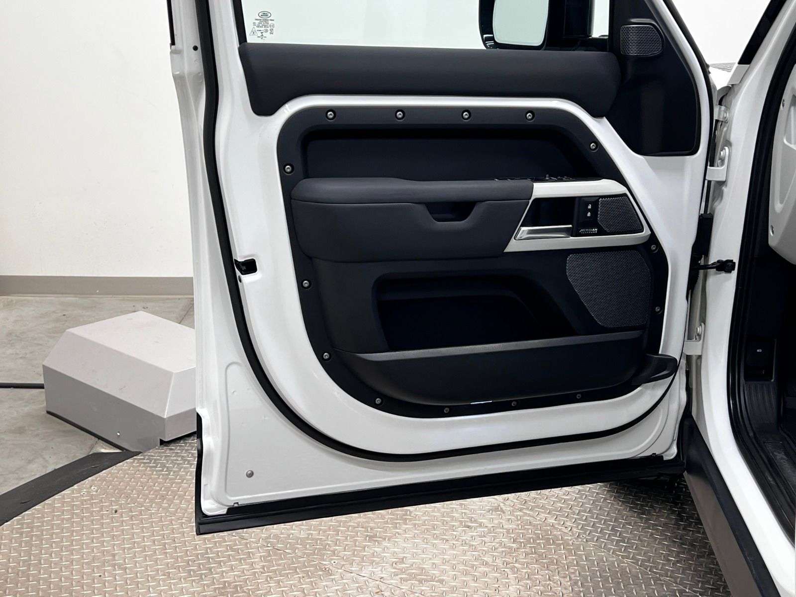 2023 Land Rover Defender X-DYNAMIC SE | P400 | 7 SEATER thumb 28