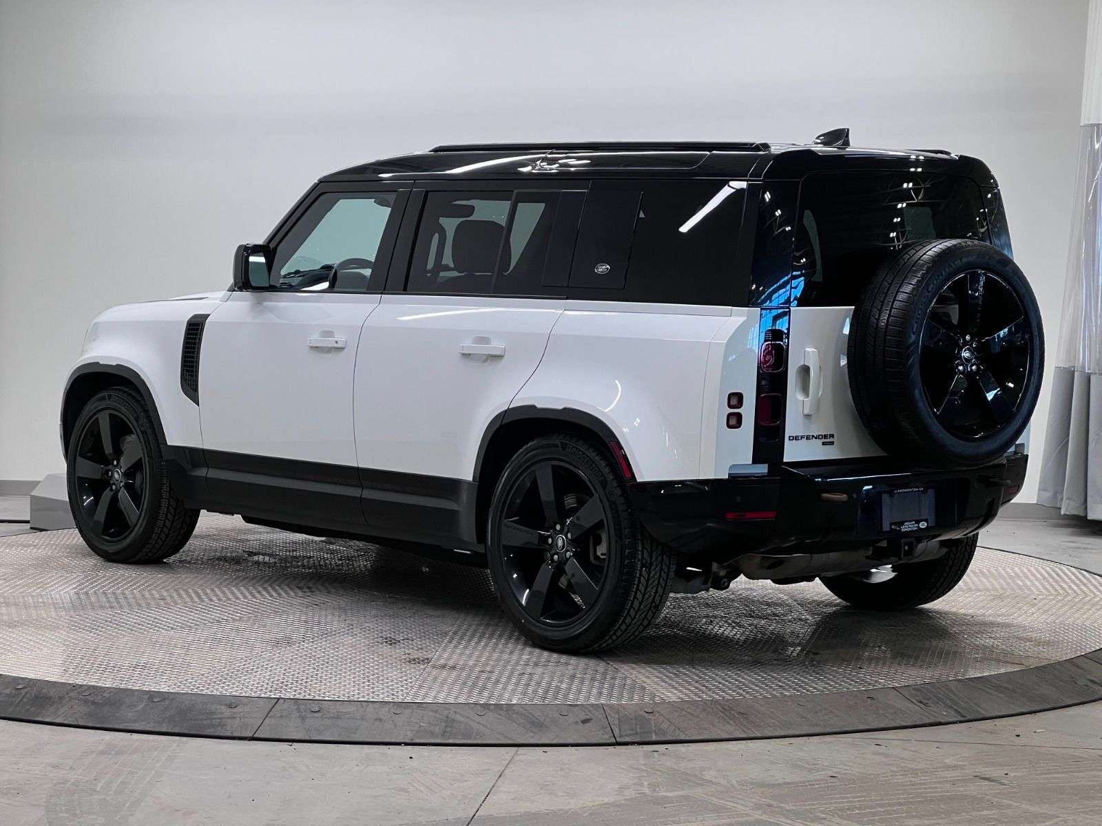 2023 Land Rover Defender X-DYNAMIC SE | P400 | 7 SEATER alt 4