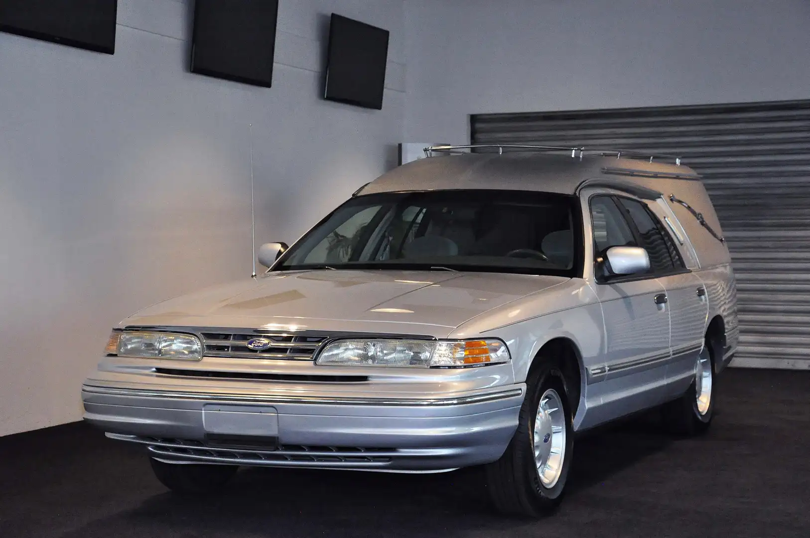 Ford Crown Victoria V8 (US-Leichenwagen/Bestatter/Hearse) Gümüş rengi - 1