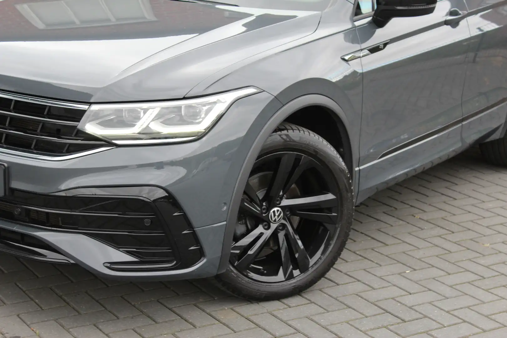 Volkswagen Tiguan 1.5 TSI R-Line | Pano | Trekhaak | Head-up | Grijs - 2