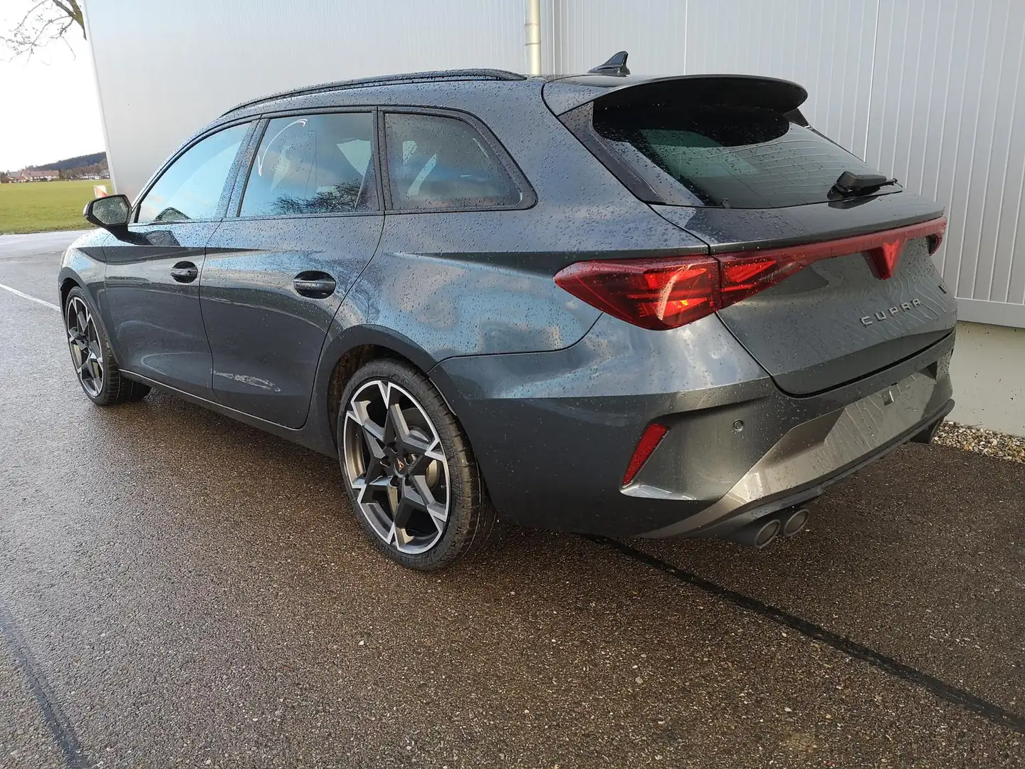 CUPRA Leon Kombi 2.0TSI DSG 4x4 AHK GV5 LED el. Hk Pano Gris - 2