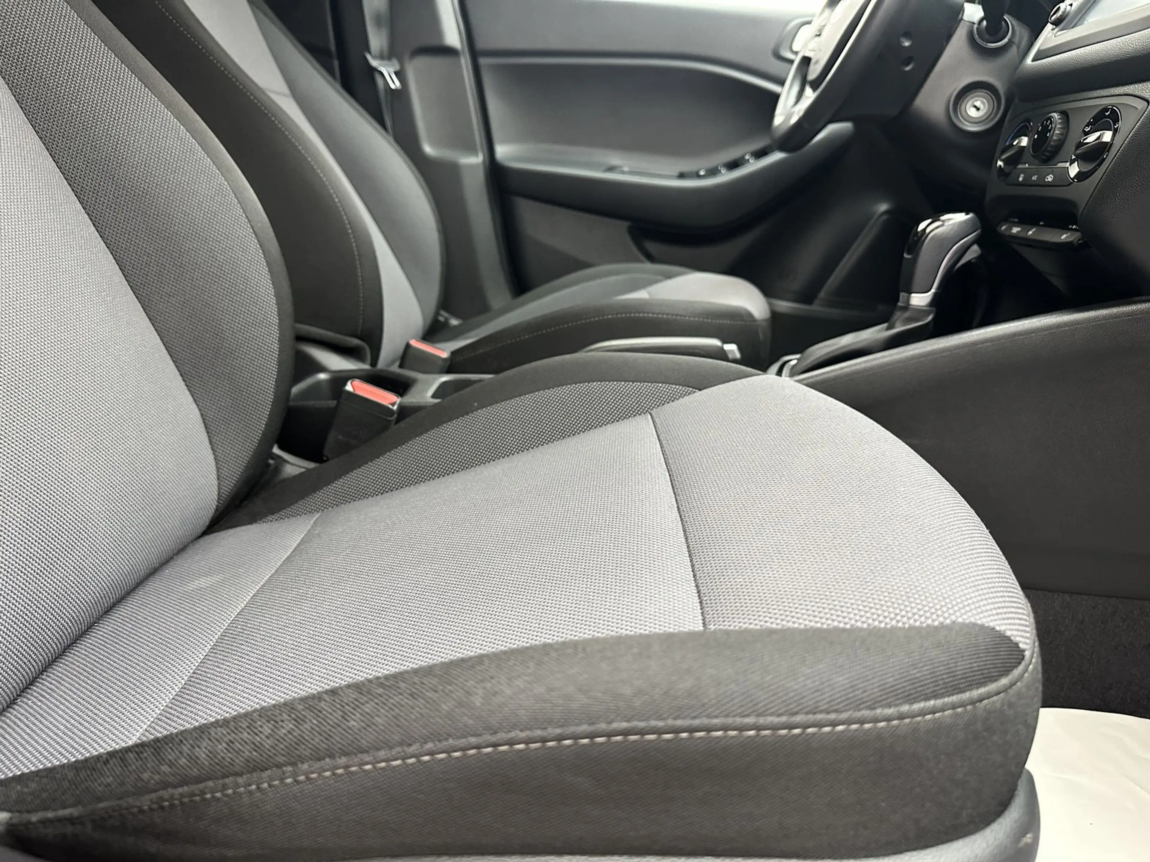 Hyundai i20 YES! "CAM-SITZH-MULTI-PDC-TEMPO-ALU-TÜV NEU" — photo 9