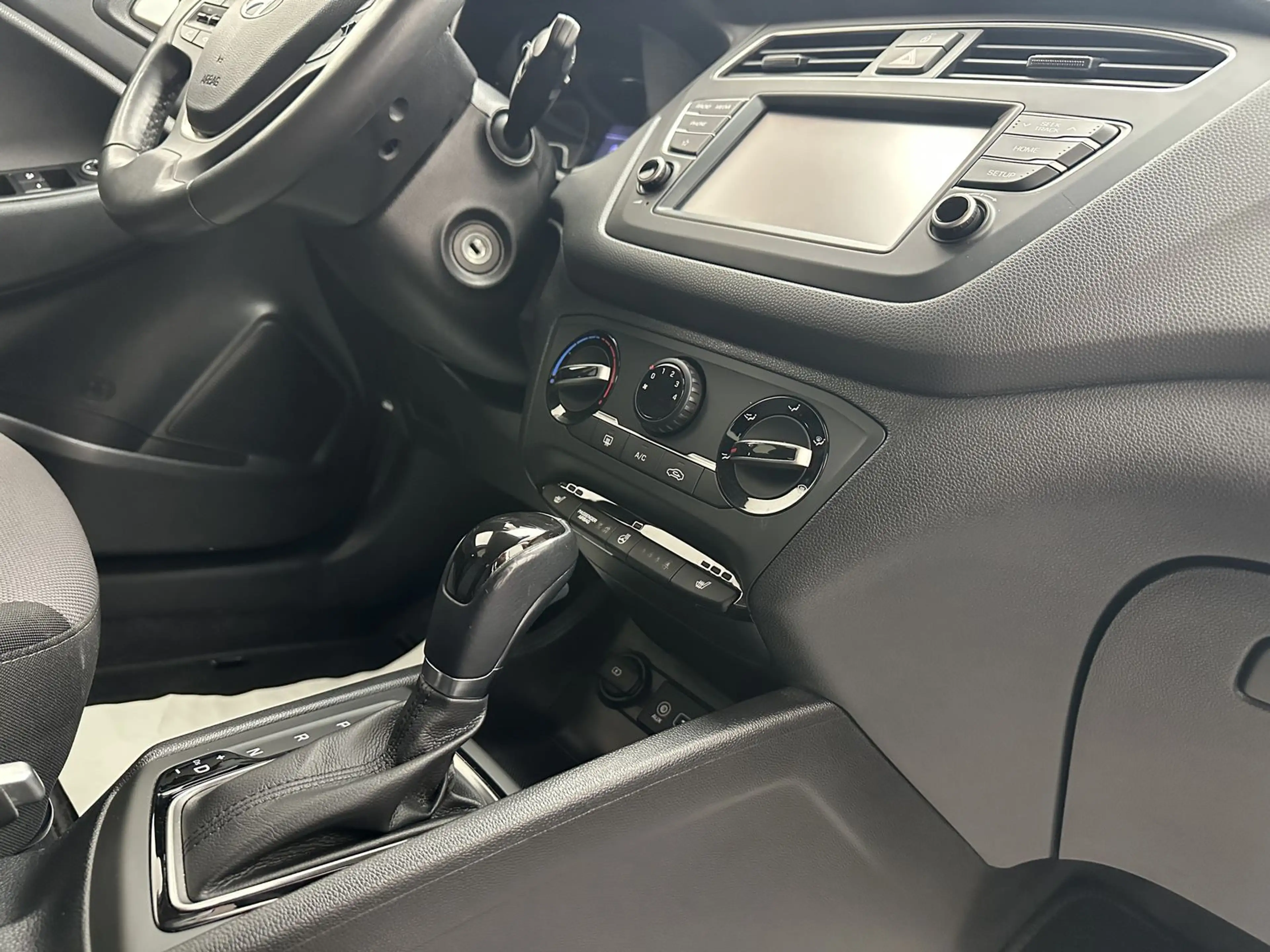 Hyundai i20 YES! "CAM-SITZH-MULTI-PDC-TEMPO-ALU-TÜV NEU" — photo 10