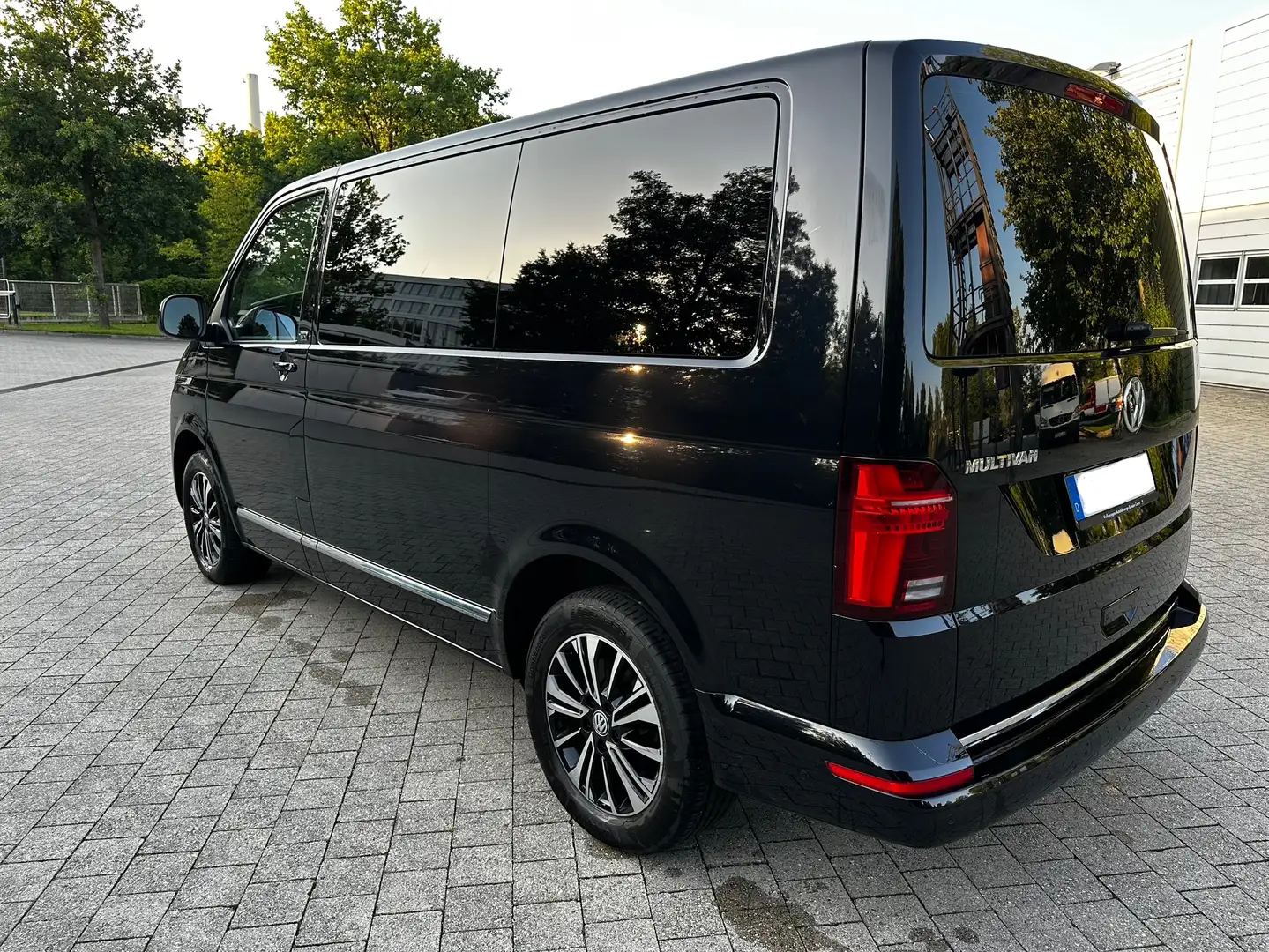 Volkswagen T6.1 Multivan Transporter T6 TDI BMT Kurz DSG Generation Six Negro - 2