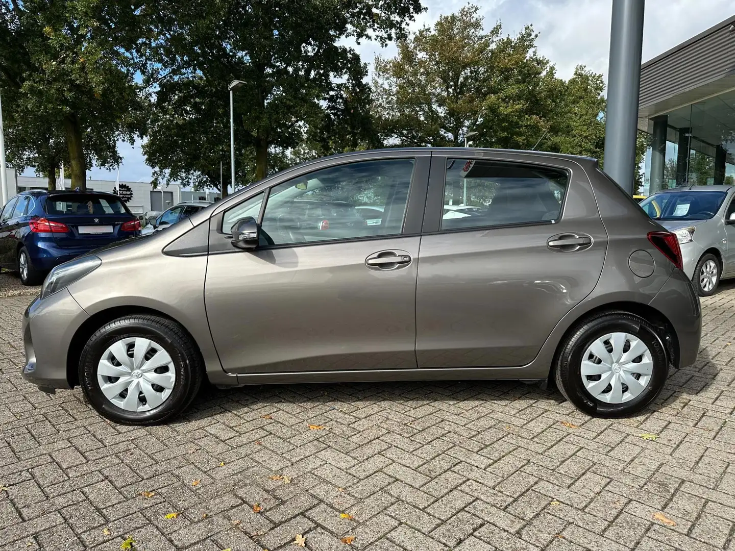 Toyota Yaris 1.0 VVT-i Business Plus, Navi, Camera, Etc. Grau - 2