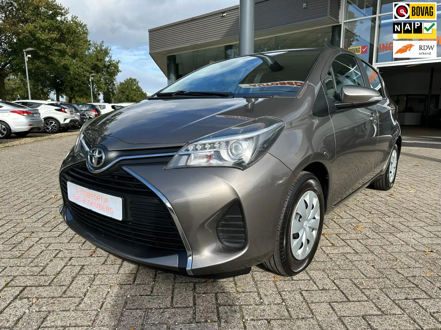 Toyota Yaris 1.0 VVT-i Business Plus, Navi, Camera, Etc. Grau - 1