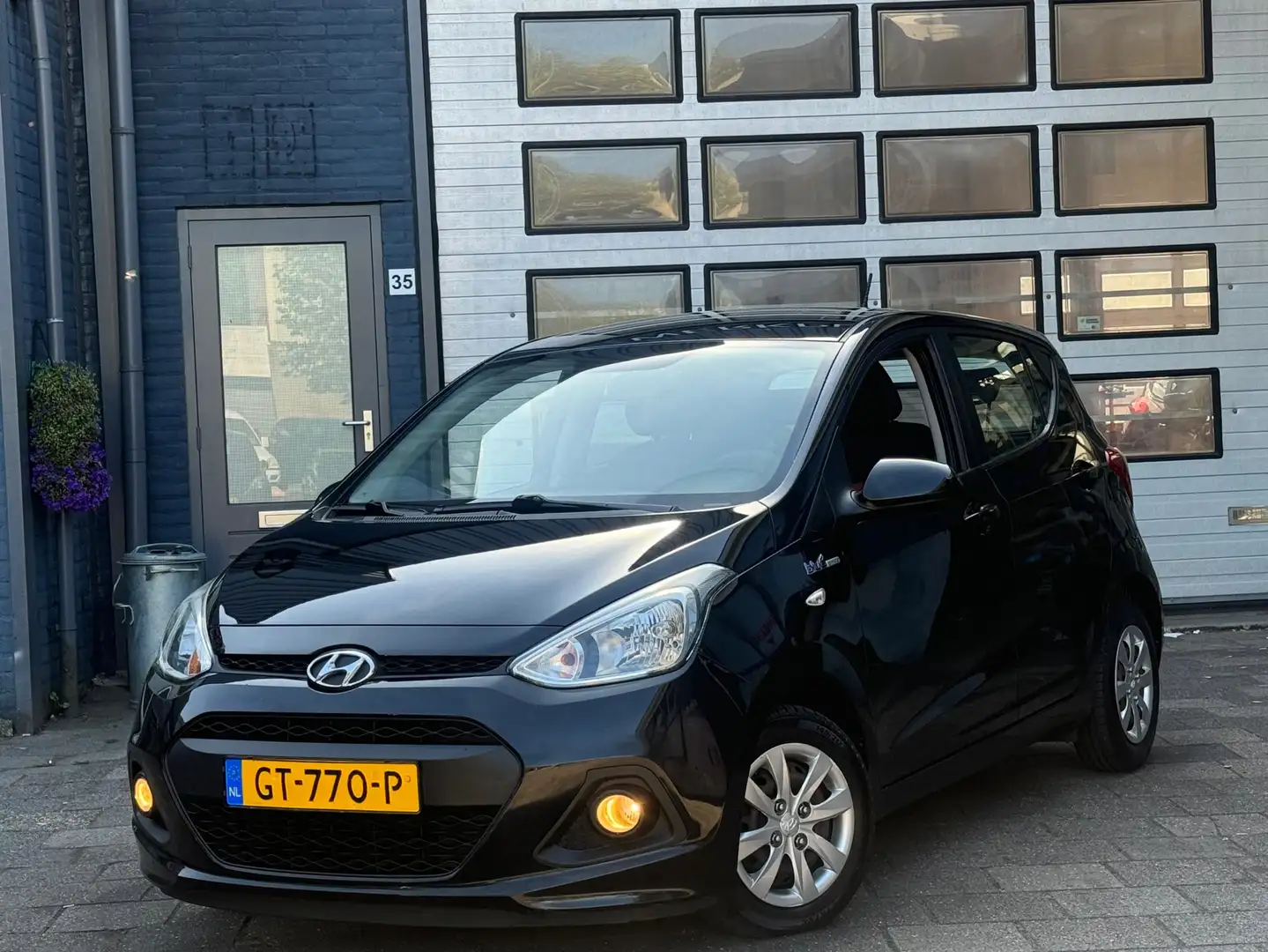 Hyundai i10 1.0i i-Motion Comfort | Clima | Cruise | N.A.P Zwart - 1