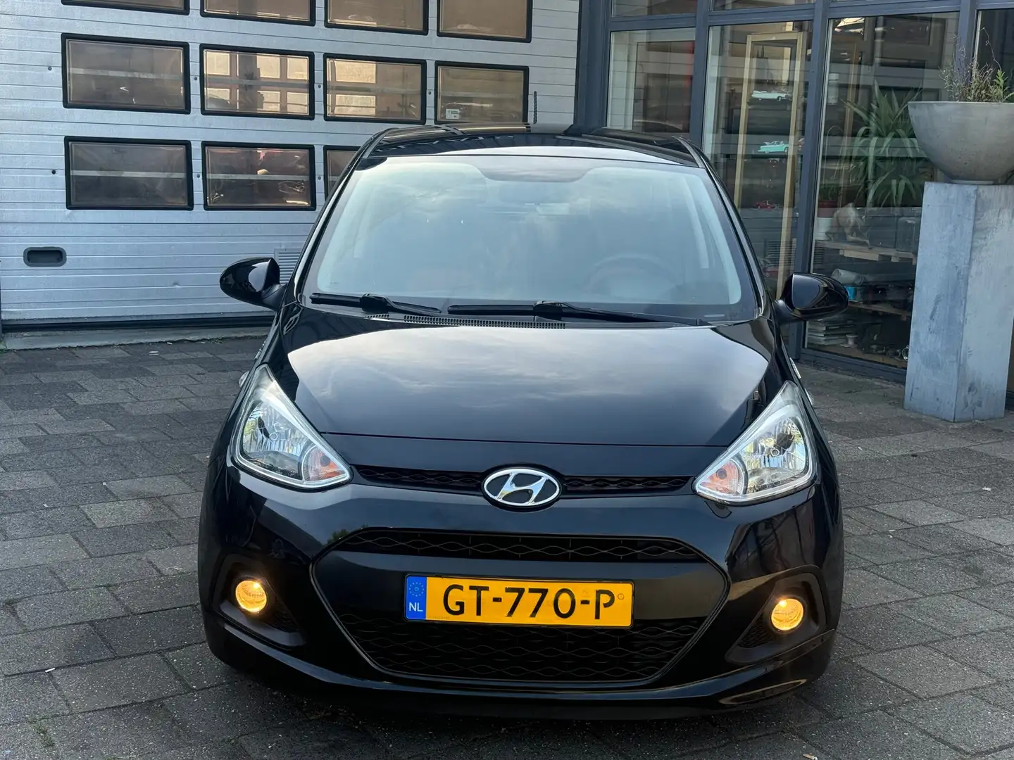 Hyundai i10 1.0i i-Motion Comfort | Clima | Cruise | N.A.P Zwart - 2