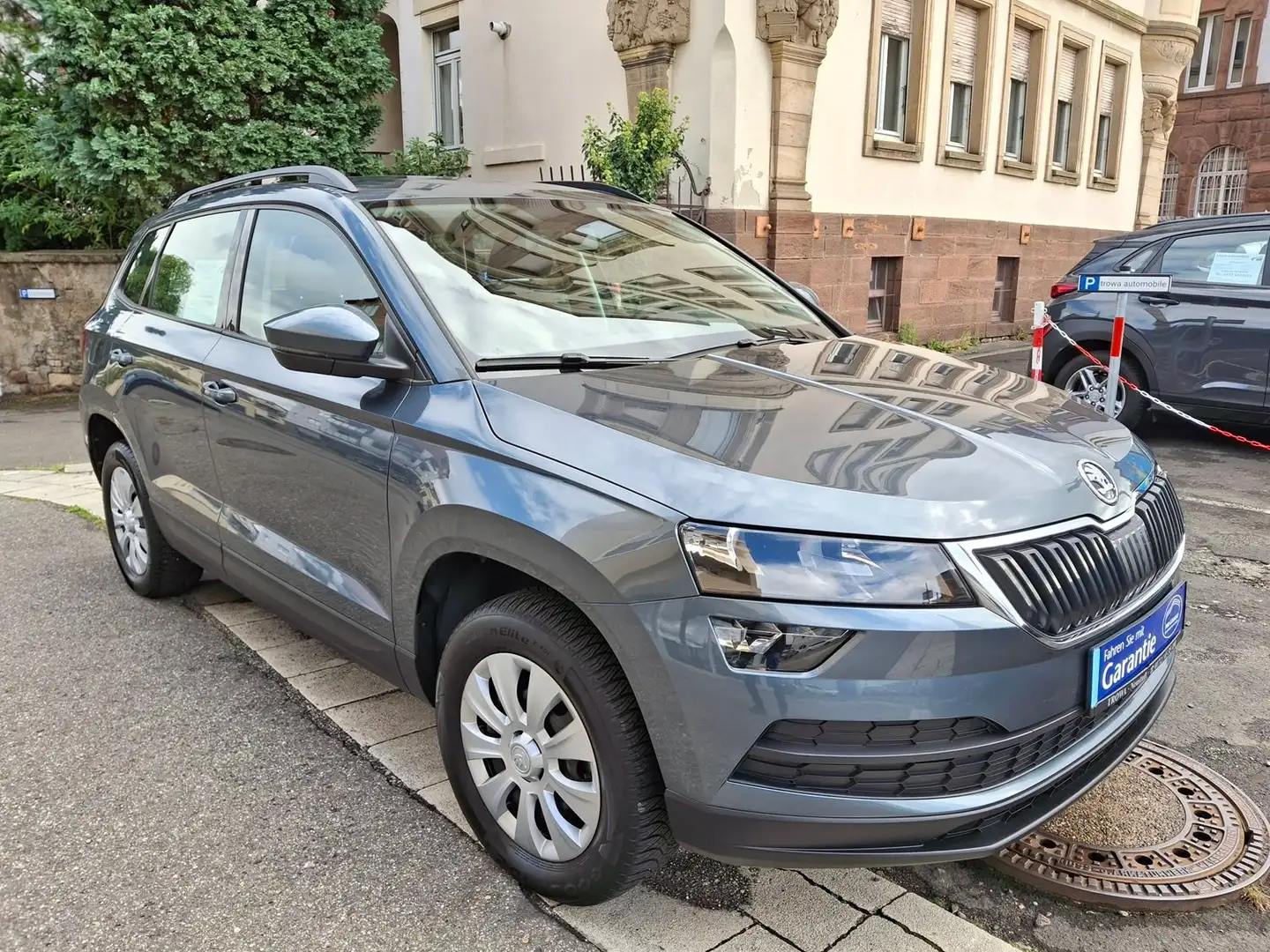 Skoda Karoq Active, 2.Hd, scheckheft, Klima, PDC, Allwetter Grau - 2