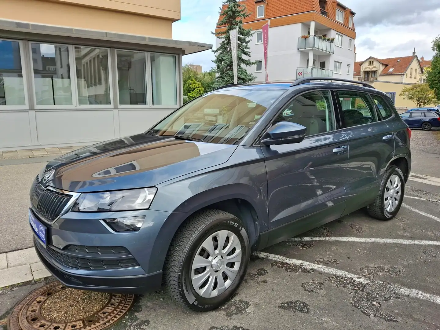 Skoda Karoq Active, 2.Hd, scheckheft, Klima, PDC, Allwetter Grau - 1