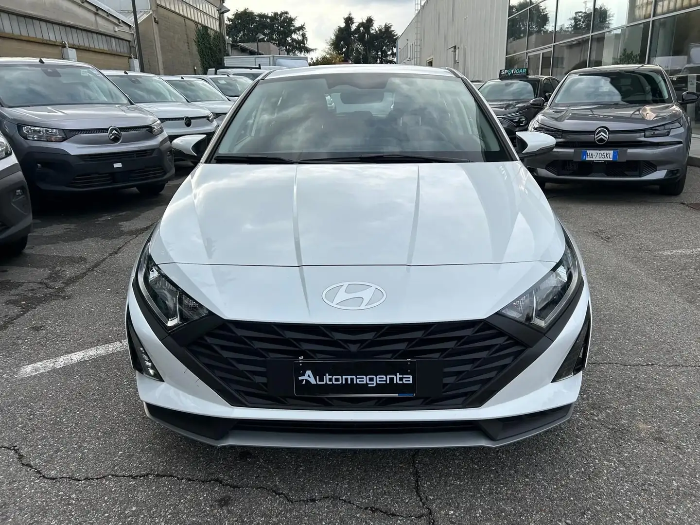 Hyundai i20 1.2 Benzina 84cv CONNECTLINE USATO GARANTITO Bianco - 2
