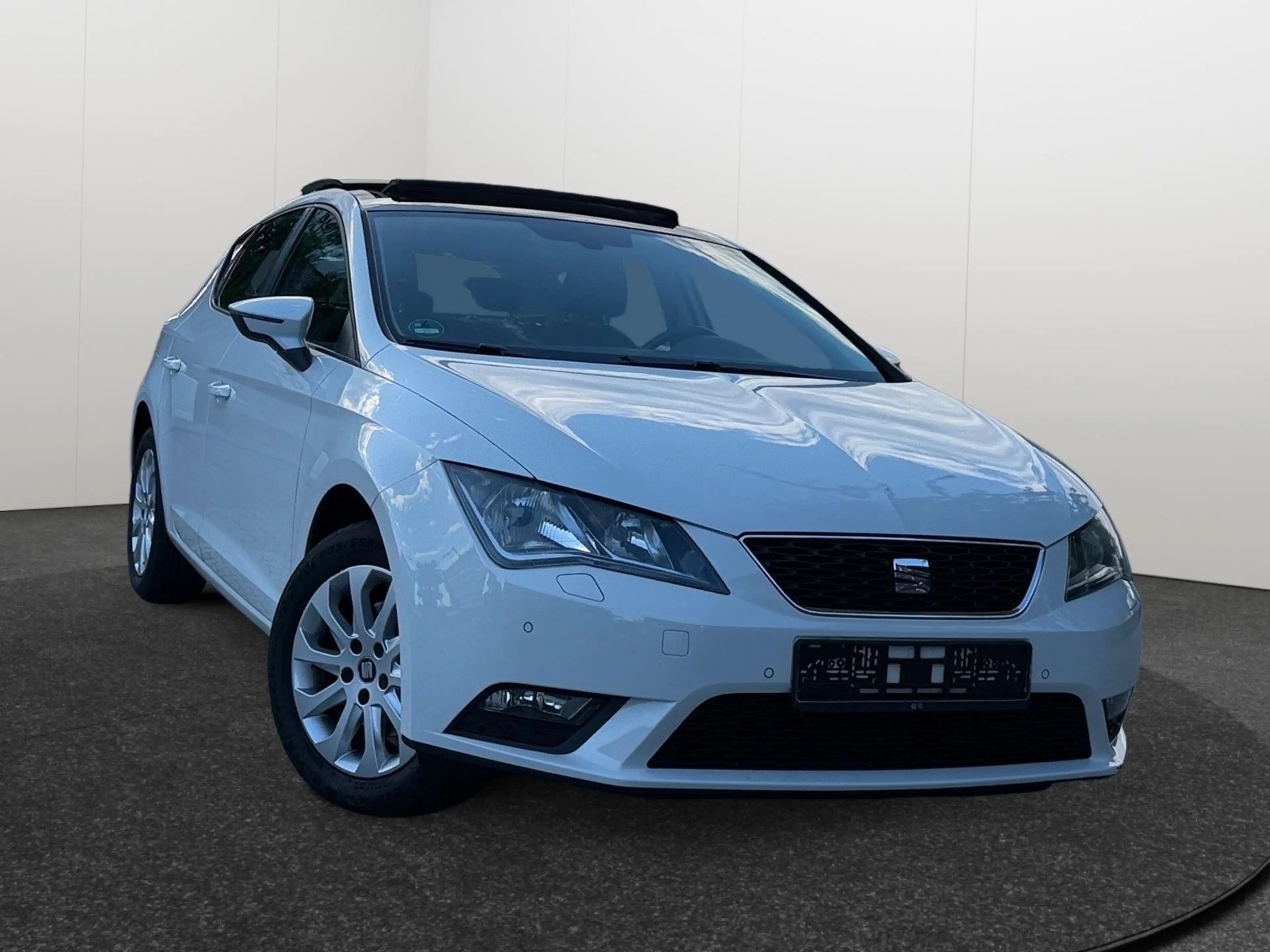 SEAT Leon Style 8fach/ großes Schiebedach