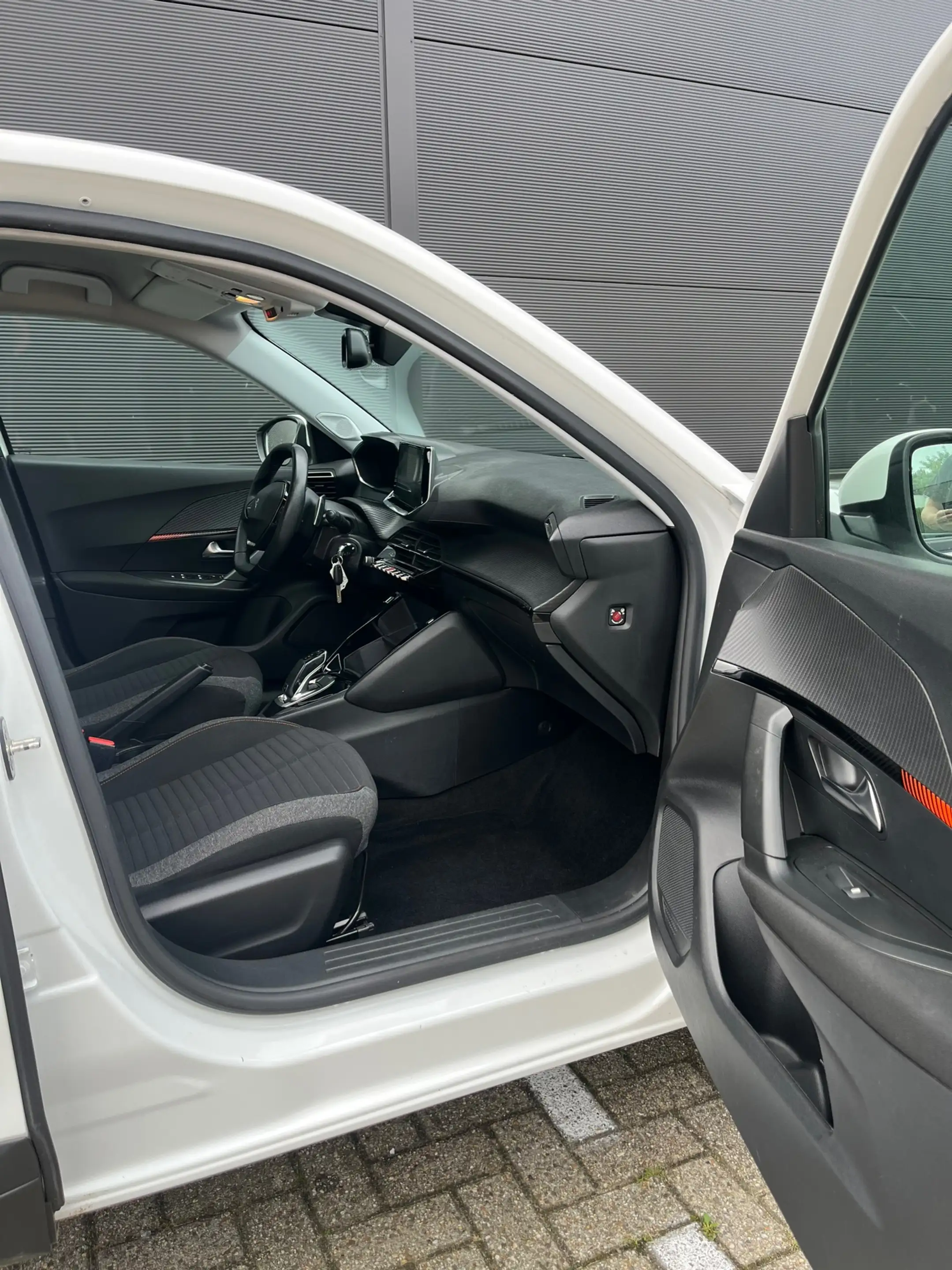 Peugeot 2008 1.5 BlueHDi Blue Lease Allure — photo 15