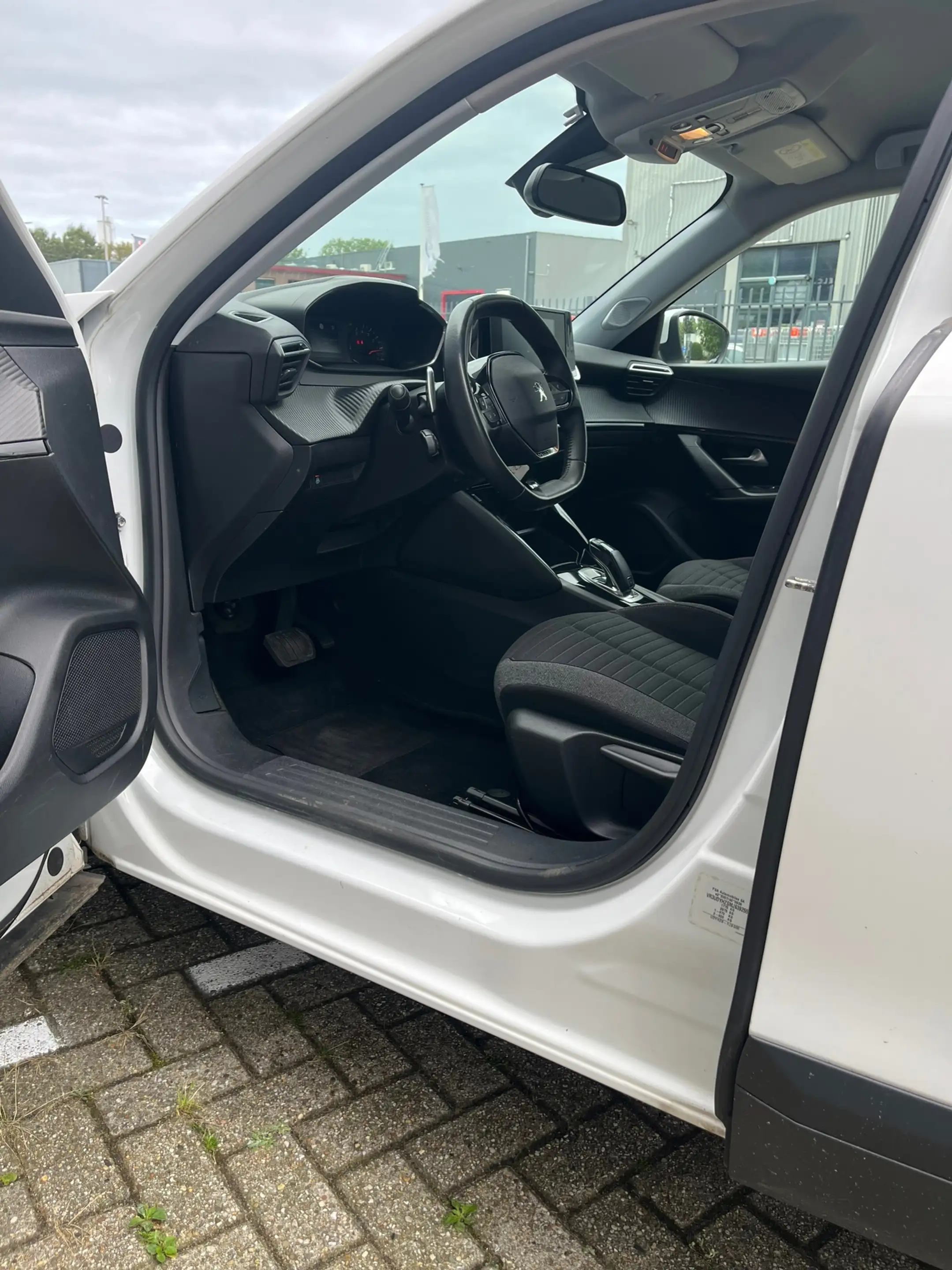 Peugeot 2008 1.5 BlueHDi Blue Lease Allure — photo 9