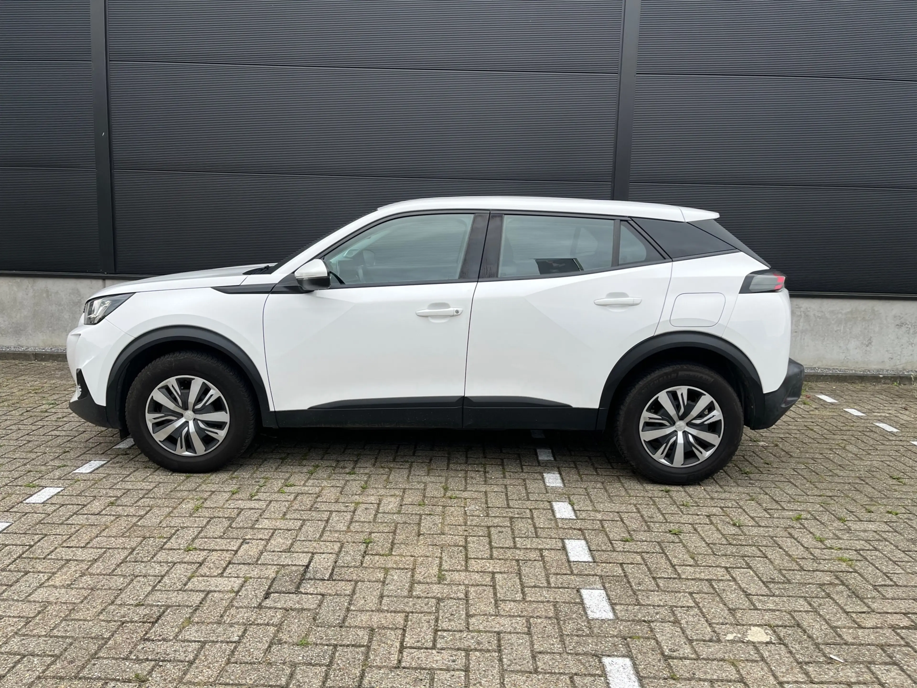 Peugeot 2008 1.5 BlueHDi Blue Lease Allure — photo 2