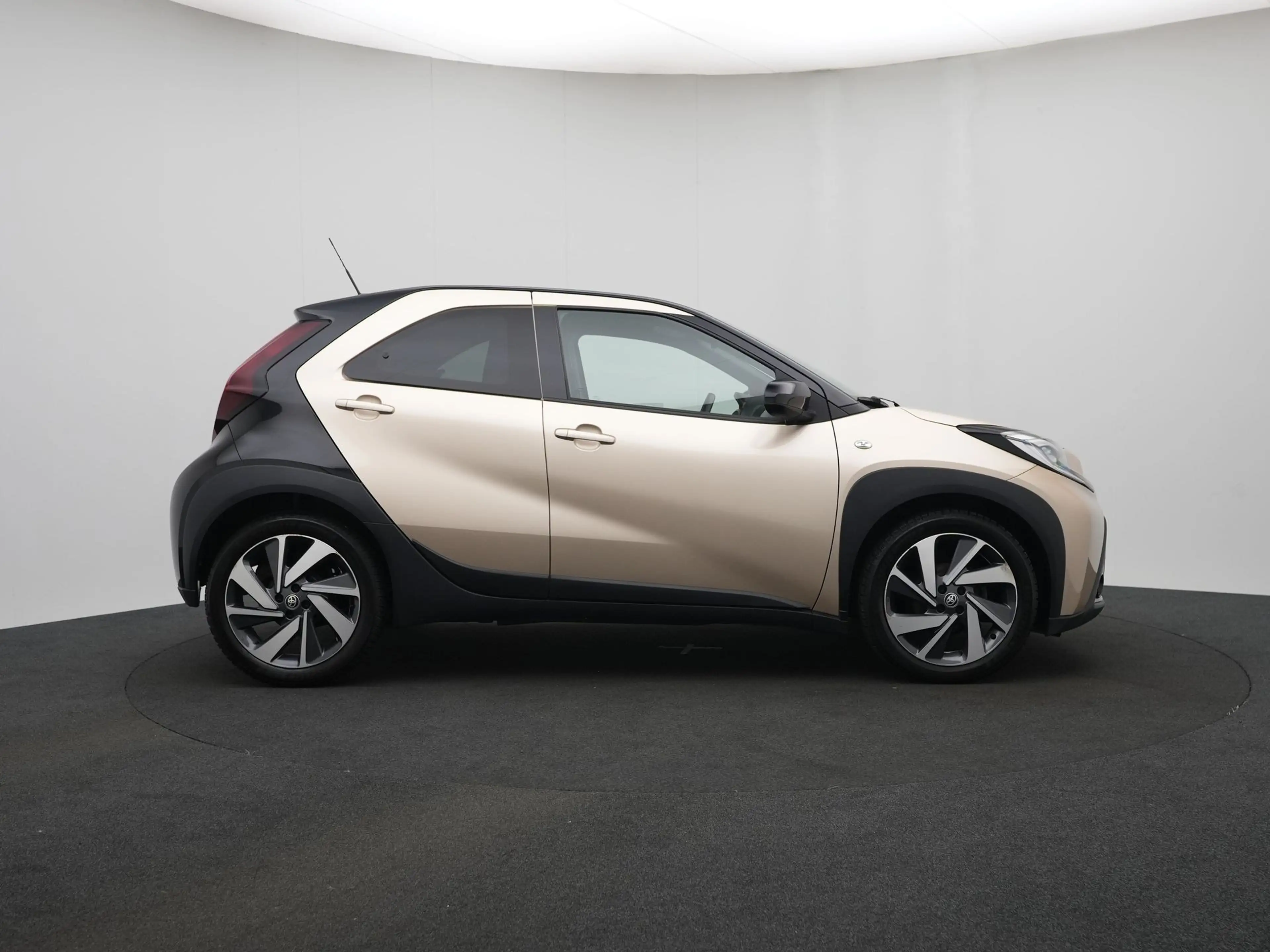Toyota Aygo X 1.0 VVT-i S-CVT Envy | NL Auto | JBL Audio | Deale — photo 11
