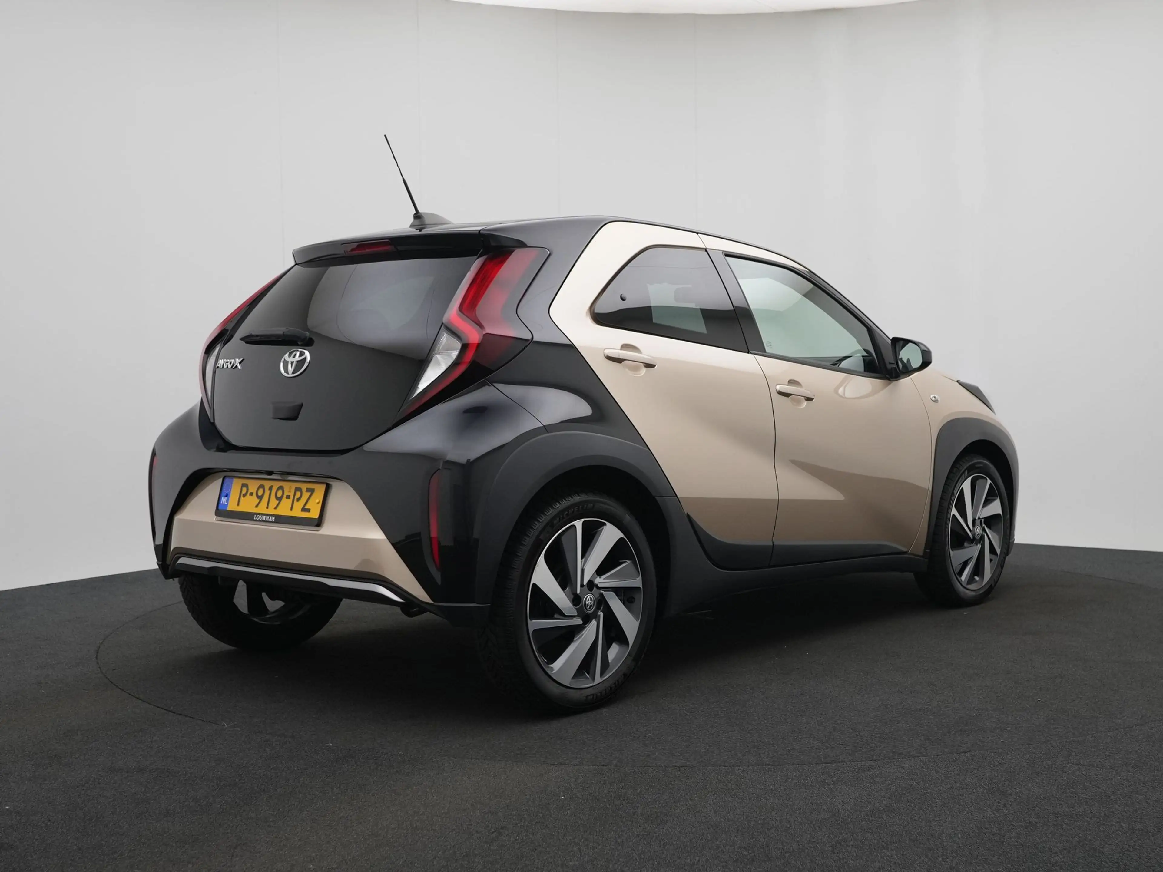 Toyota Aygo X 1.0 VVT-i S-CVT Envy | NL Auto | JBL Audio | Deale — photo 2