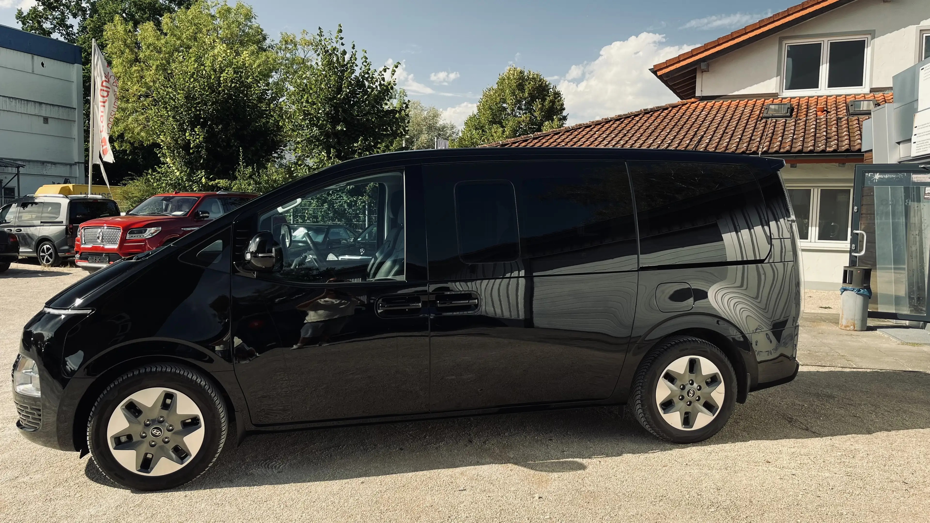 Hyundai STARIA Prime Hybrid 2WD*9 SITZE*I HAND*SERVICE NEU*WENIG KM*WERK GARANTIE* — photo 2