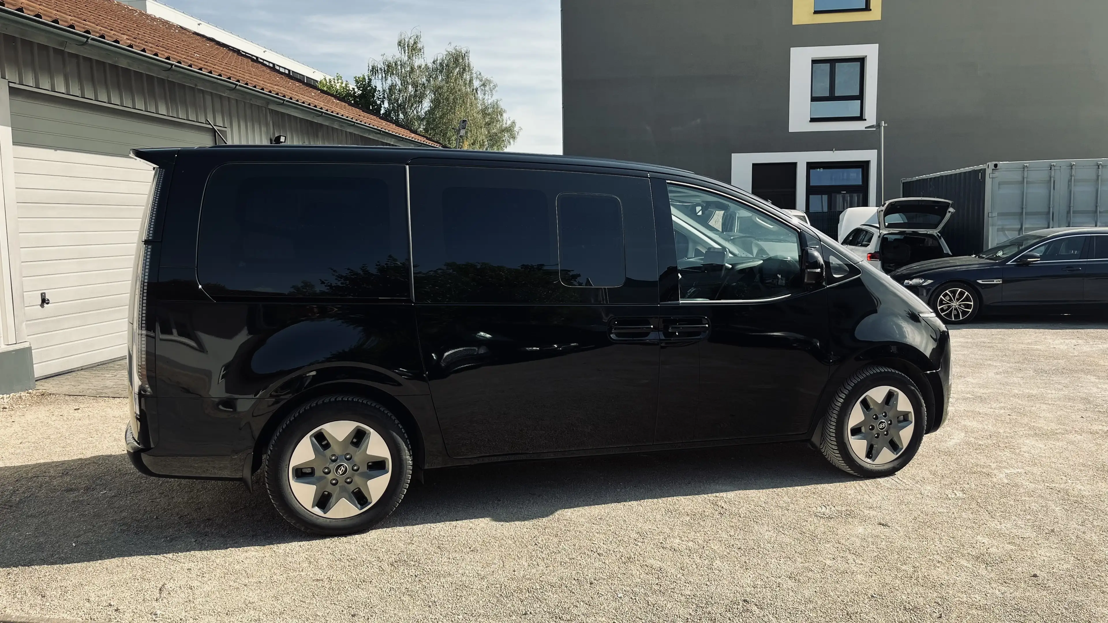 Hyundai STARIA Prime Hybrid 2WD*9 SITZE*I HAND*SERVICE NEU*WENIG KM*WERK GARANTIE* — photo 4