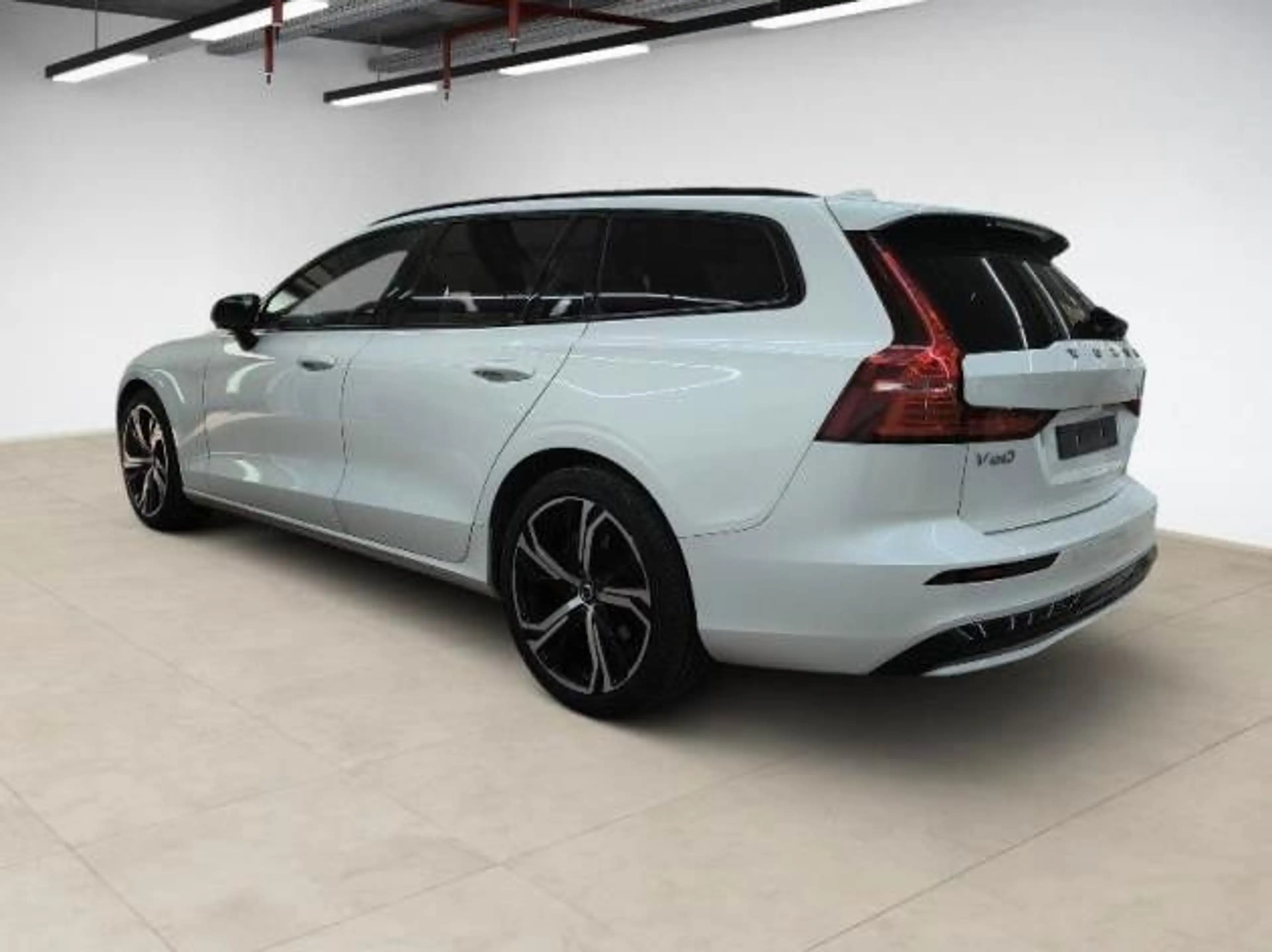 Volvo V60 B4 Plus Dark — photo 3