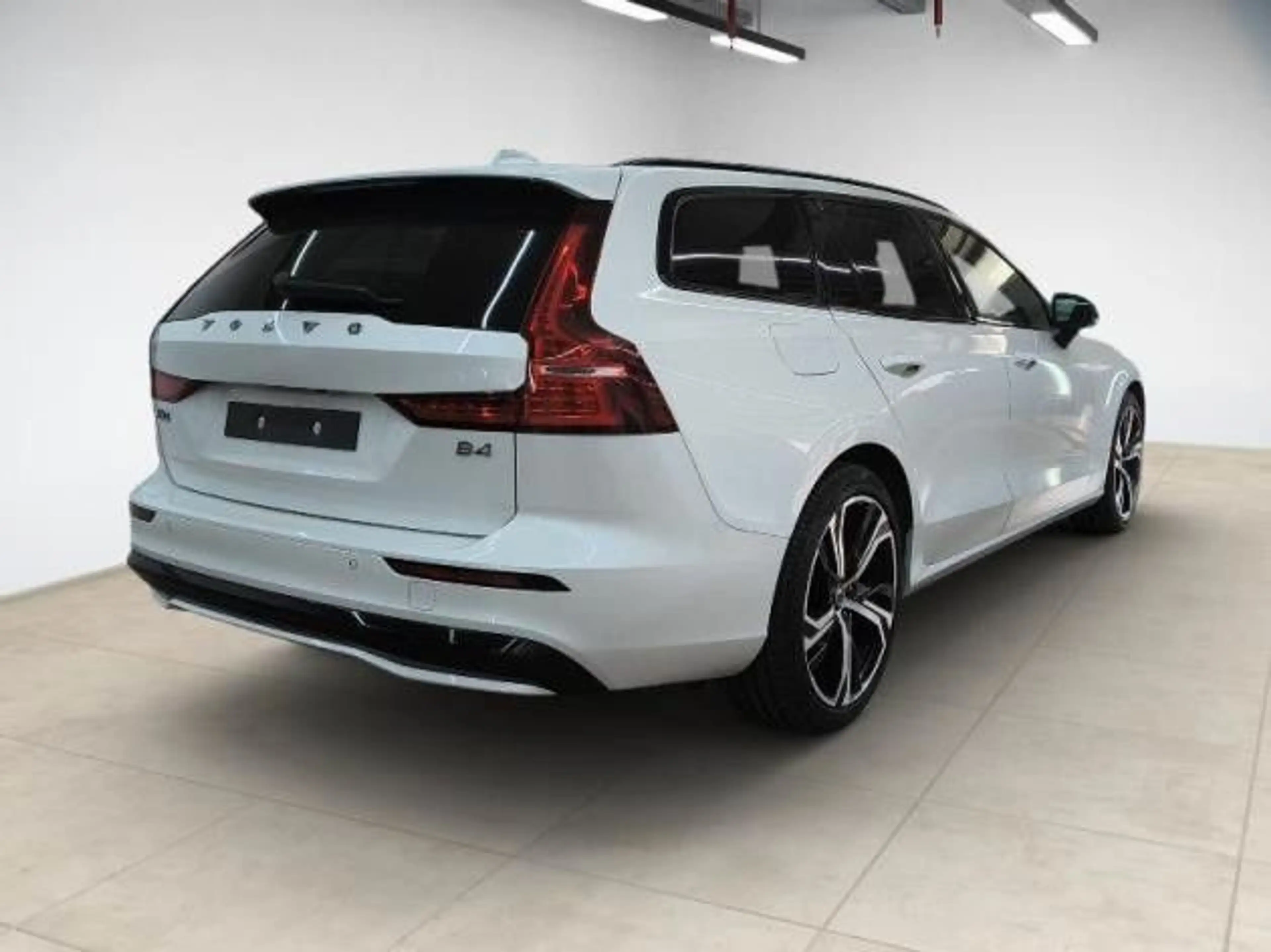 Volvo V60 B4 Plus Dark — photo 2
