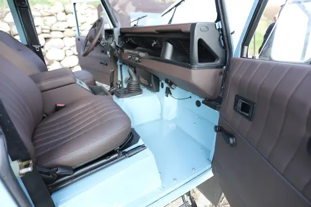 Land Rover Defender view 9