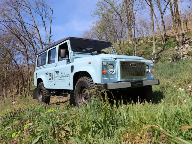 Land Rover Defender main image